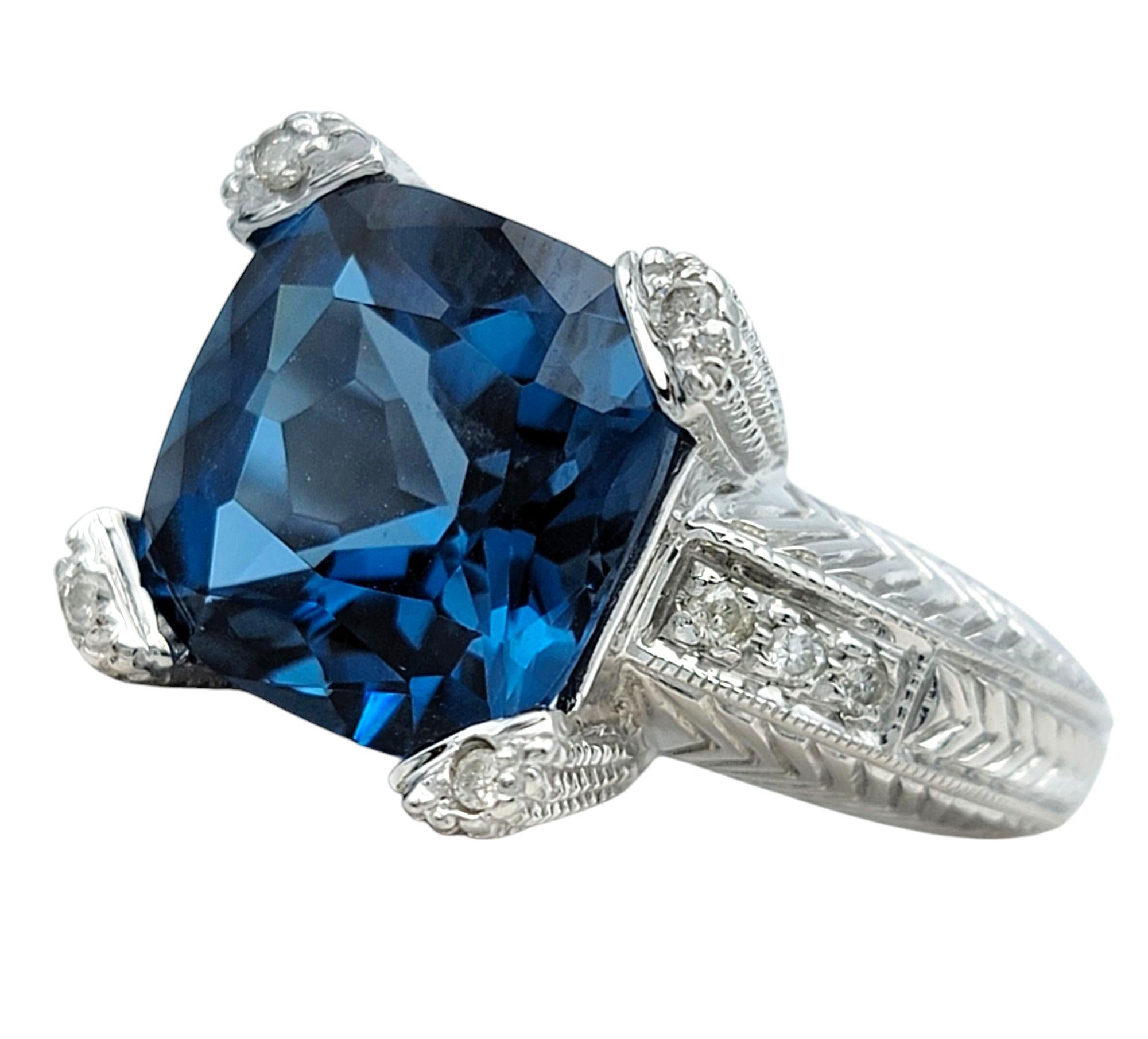 Anillo de cóctel con topacio azul talla cojín de 6,34 quilates y diamantes en oro de 14 quilates Corte cojín en venta
