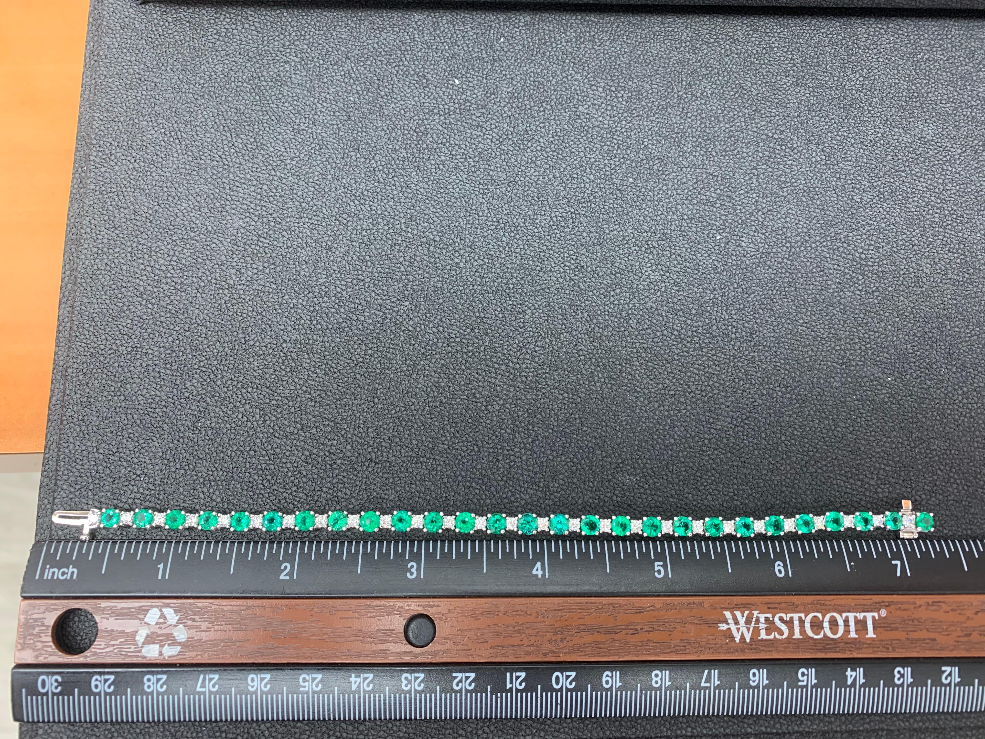Bracelet tennis en or blanc 14 carats avec diamants et émeraudes vertes de 6,34 carats en vente 4