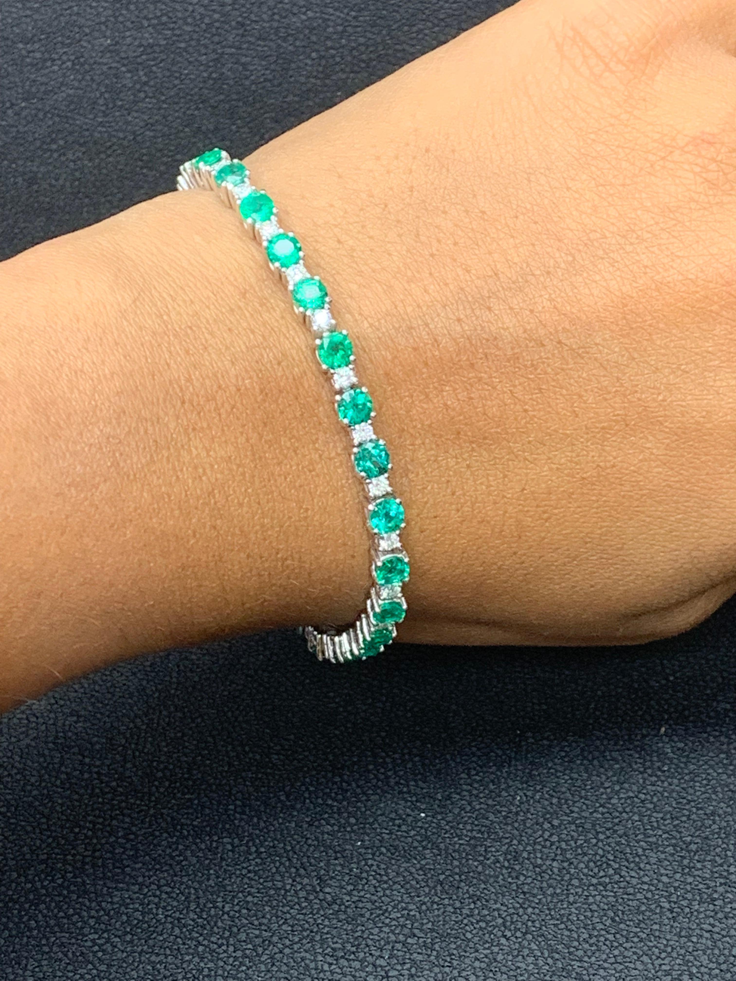 Bracelet tennis en or blanc 14 carats avec diamants et émeraudes vertes de 6,34 carats en vente 3
