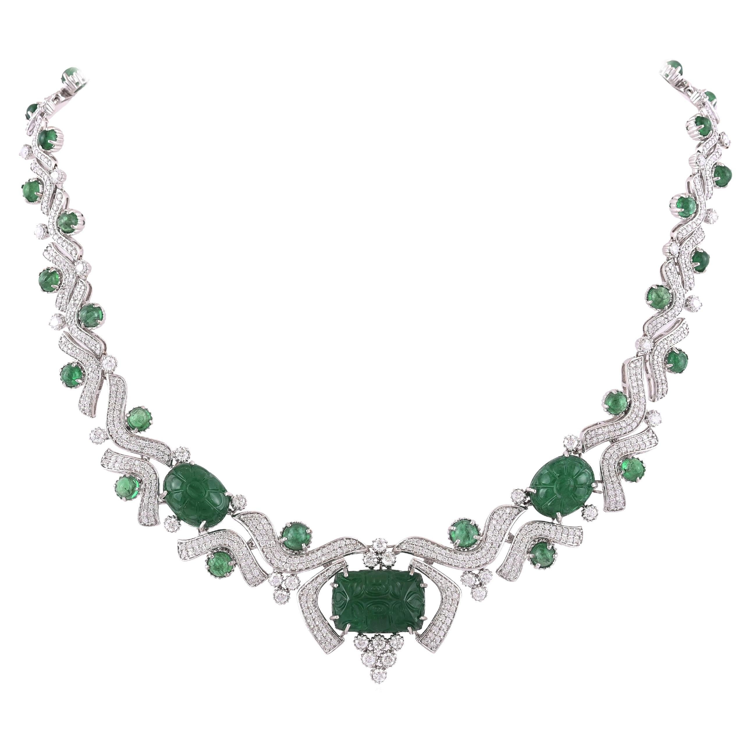 Eine klassische und sehr schöne Smaragd-Halskette in 18K Gold und Diamanten. Das Gesamtgewicht der Smaragde beträgt 63,42 Karat. Die Smaragde sind völlig natürlich und von Hand geschnitzt, ohne jegliche Behandlung. Das Gewicht der Diamanten beträgt