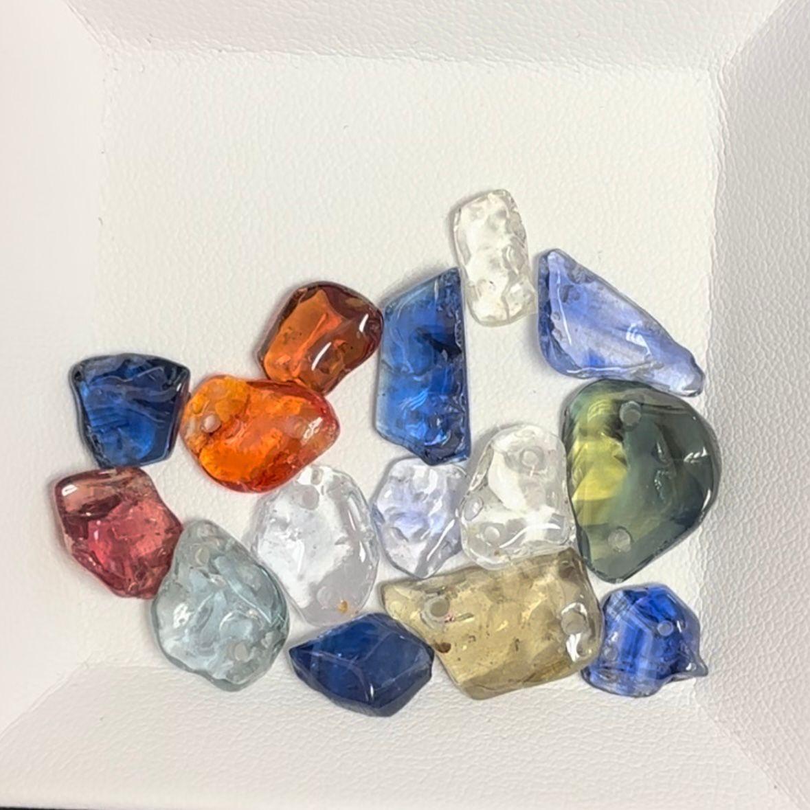 Nous vous présentons ce lot de 63,44 carats de saphirs bruts multicolores, une collection à couper le souffle composée de saphirs bruts multicolores de bonne qualité et lustrés, de différentes teintes.

Sélectionnés individuellement à la main pour