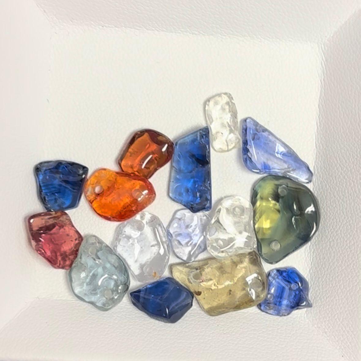 Taille ovale Lot de gobelets en saphirs multicolores 63,44 carats en vente