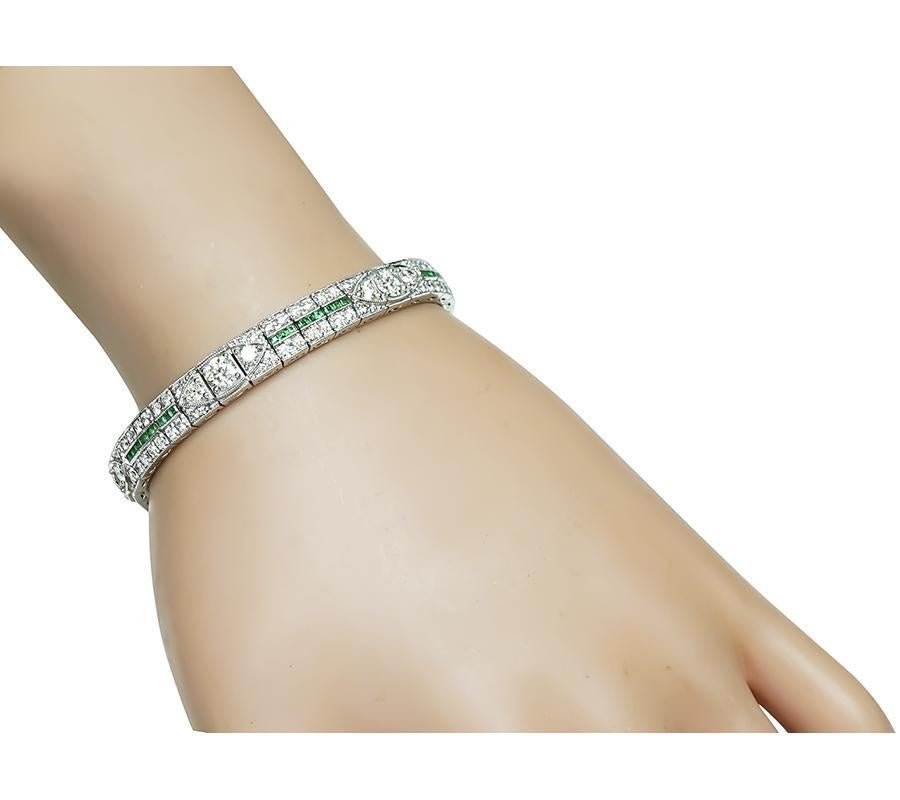Il s'agit d'un élégant bracelet en platine. Le bracelet est serti de diamants ronds étincelants pesant environ 6.34 carats. La couleur de ces diamants est G et leur pureté VS2. Les diamants sont rehaussés par de belles émeraudes de taille carrée qui