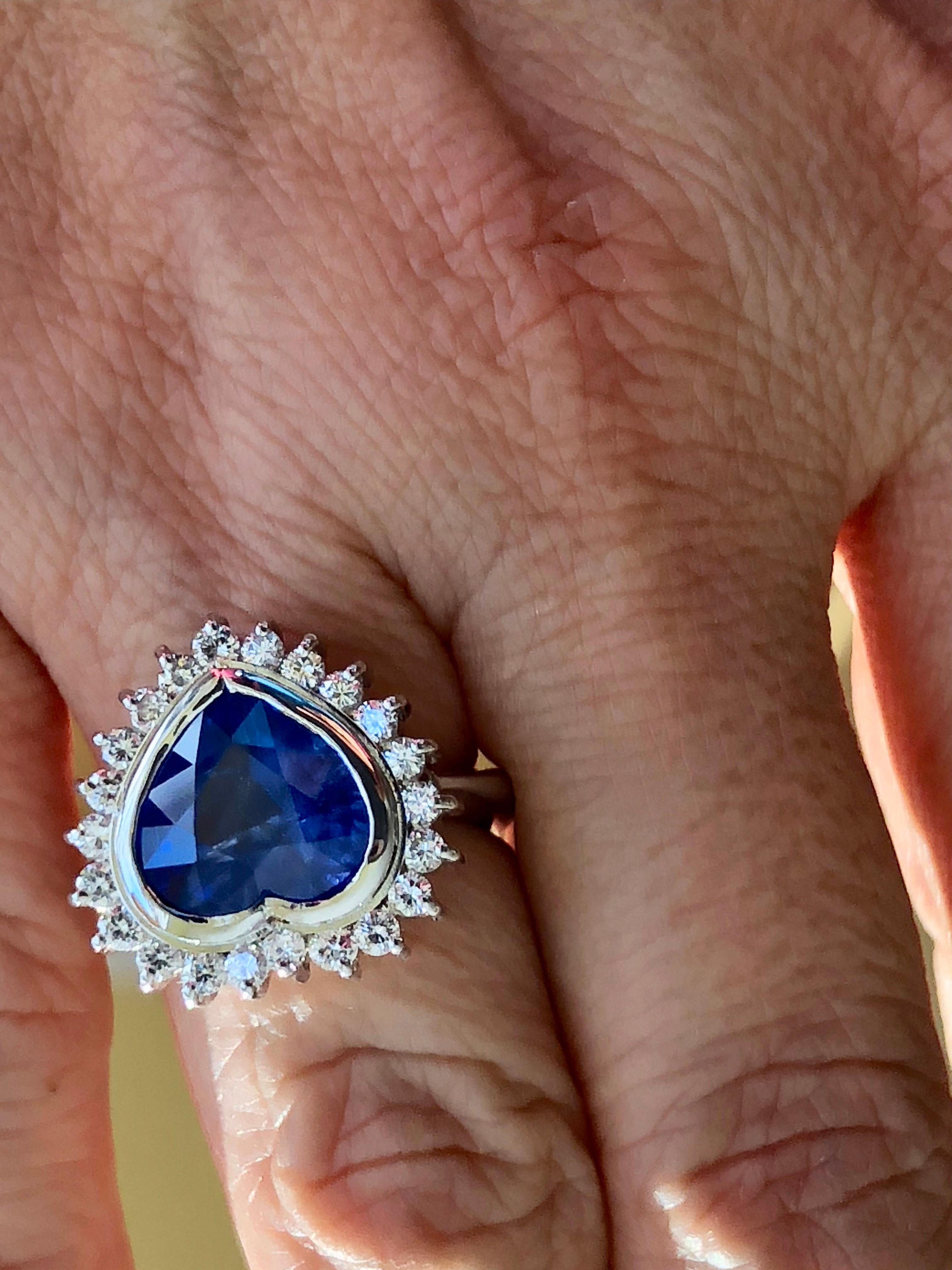 Bague de fiançailles en or 18 carats avec diamants et saphir de Birmanie en forme de cœur de 6,35 carats certifié en vente 4