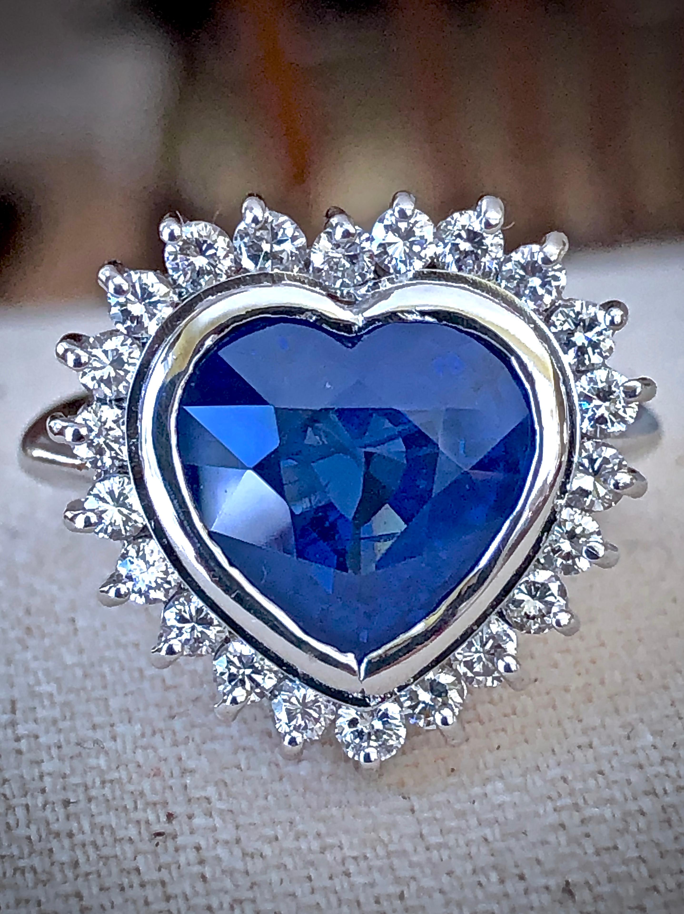 Ce trésor possède un saphir de 5,35 carats, mesurant  10.64 x 11.04  mm est certifié TLG. La source de la gemme est la Birmanie. La couleur bleu royal de cette magnifique pierre centrale est complétée par 1,00 carat de diamants ronds de taille