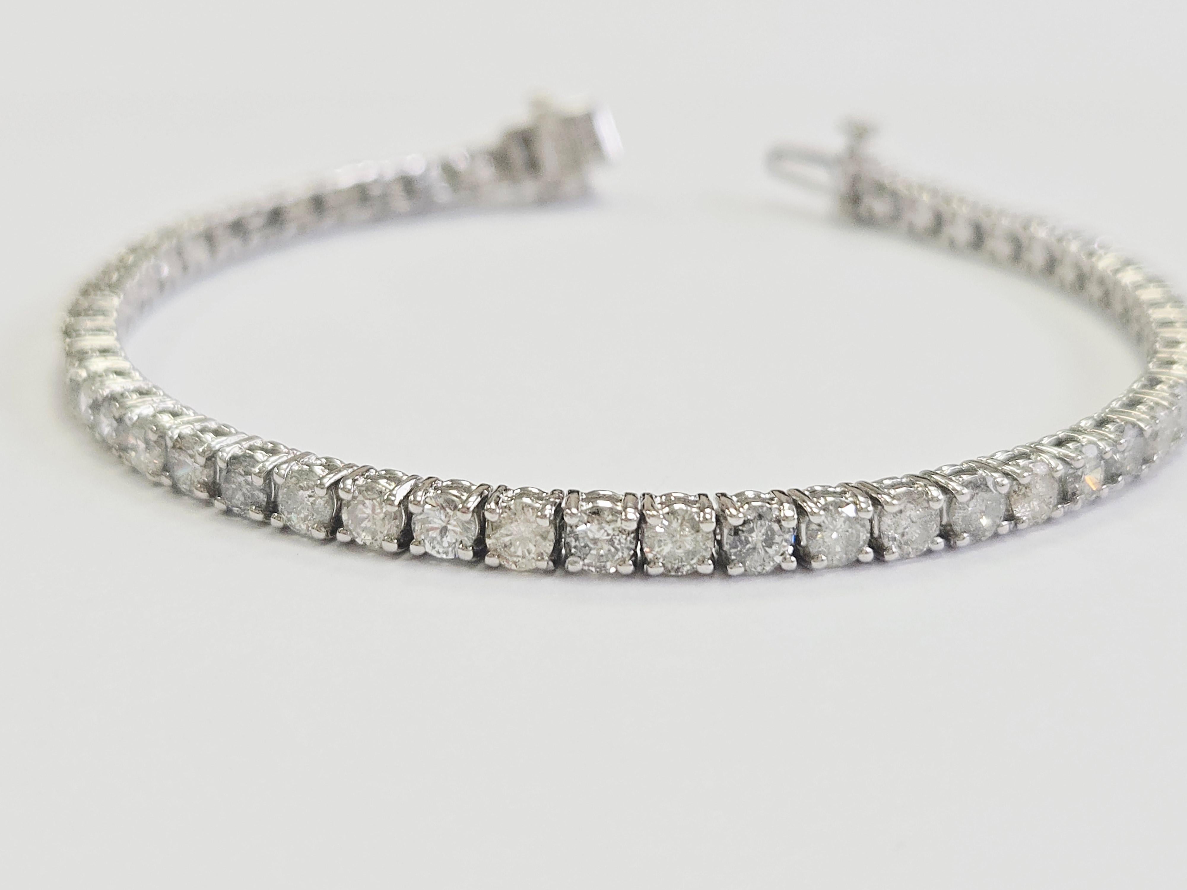 Atemberaubendes Tennisarmband mit weißen Diamanten im Brillantschliff

Dieses exquisite Tennisarmband ist mit runden weißen Diamanten im Brillantschliff besetzt, die für ihren außergewöhnlichen Glanz und ihre Brillanz bekannt sind. Er ist in einem