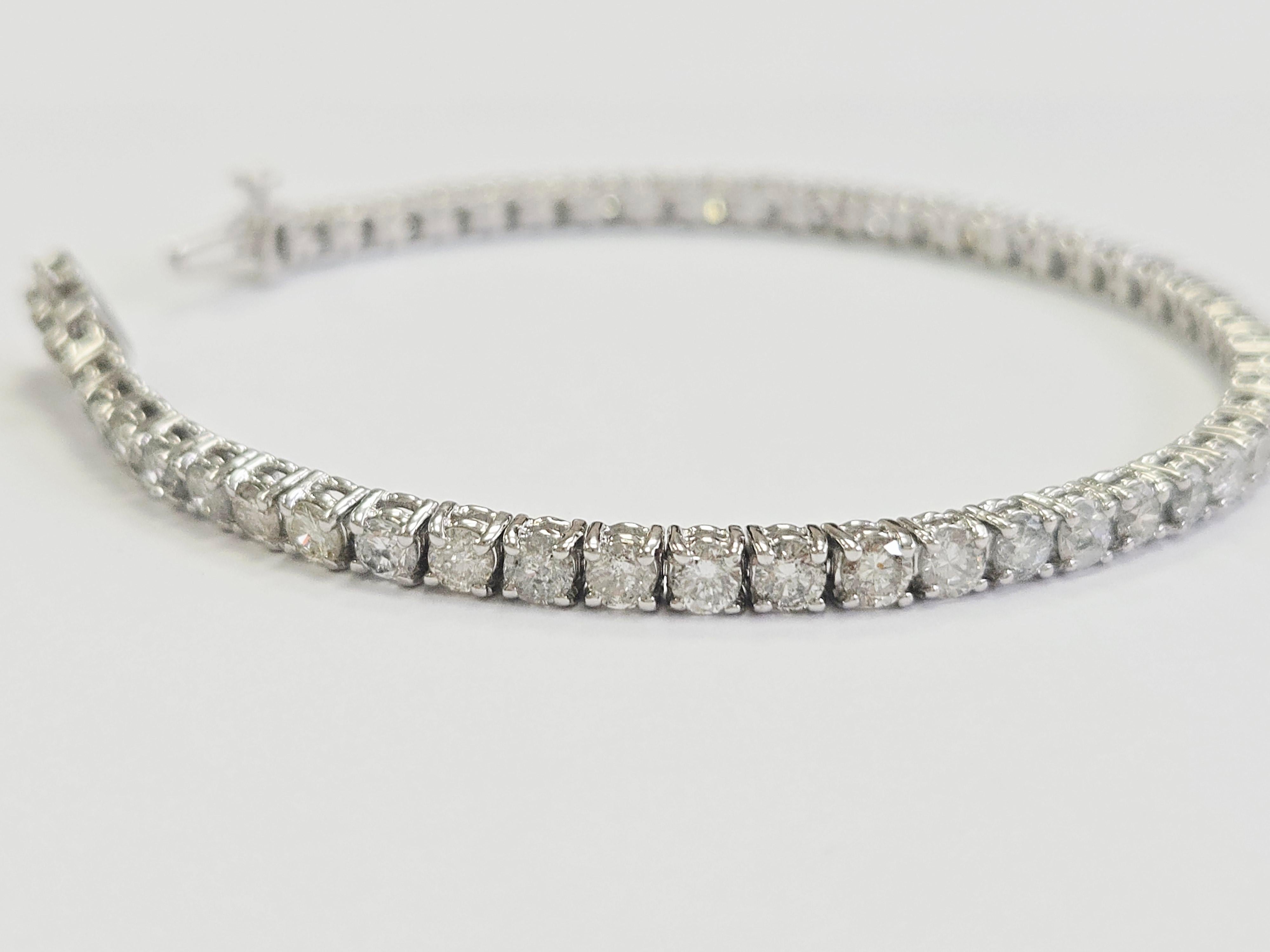 Tennisarmband aus 14 Karat Weißgold mit 6,35 Karat natürlichen Diamanten (Moderne) im Angebot