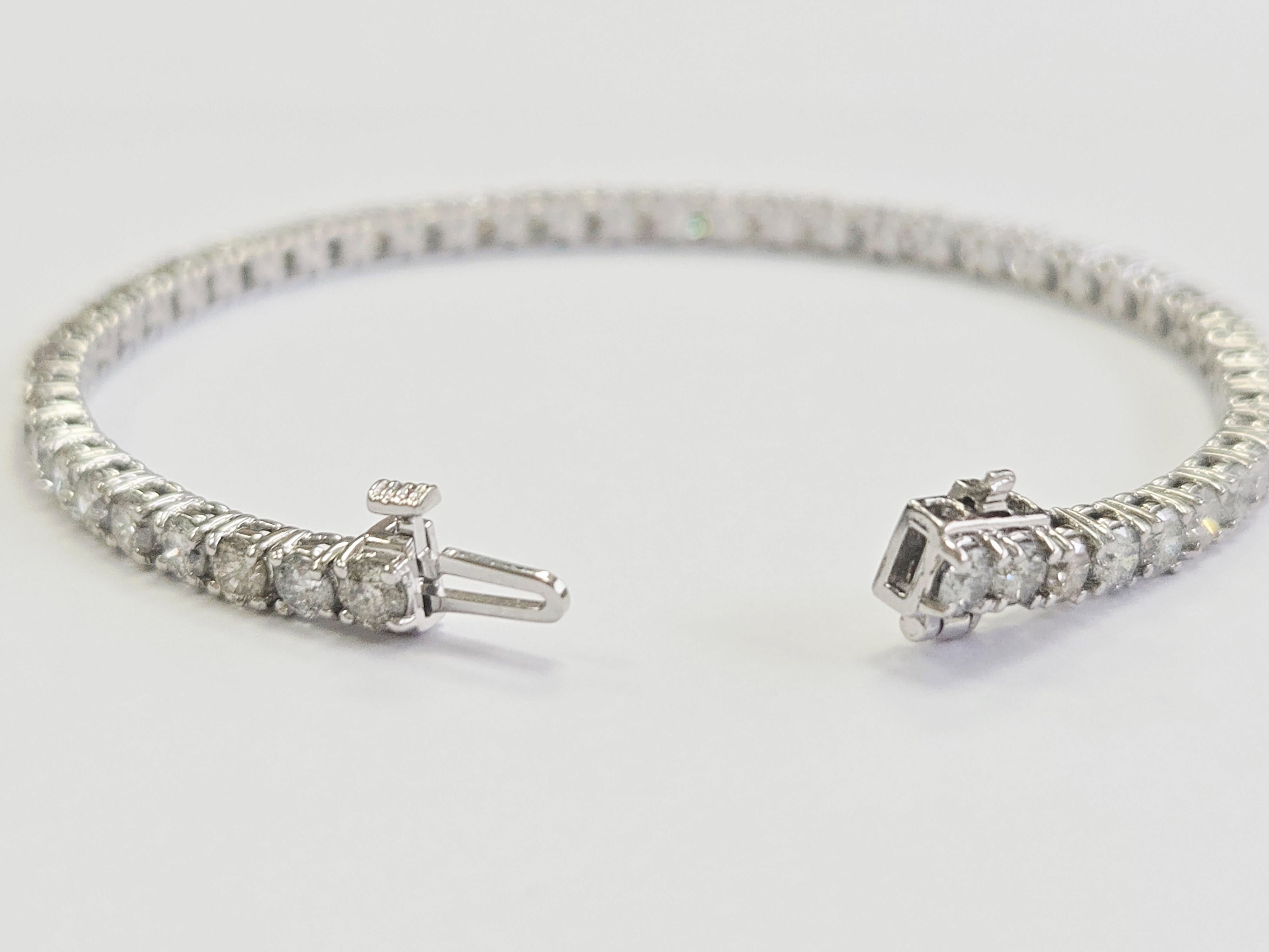 Tennisarmband aus 14 Karat Weißgold mit 6,35 Karat natürlichen Diamanten (Brillantschliff) im Angebot
