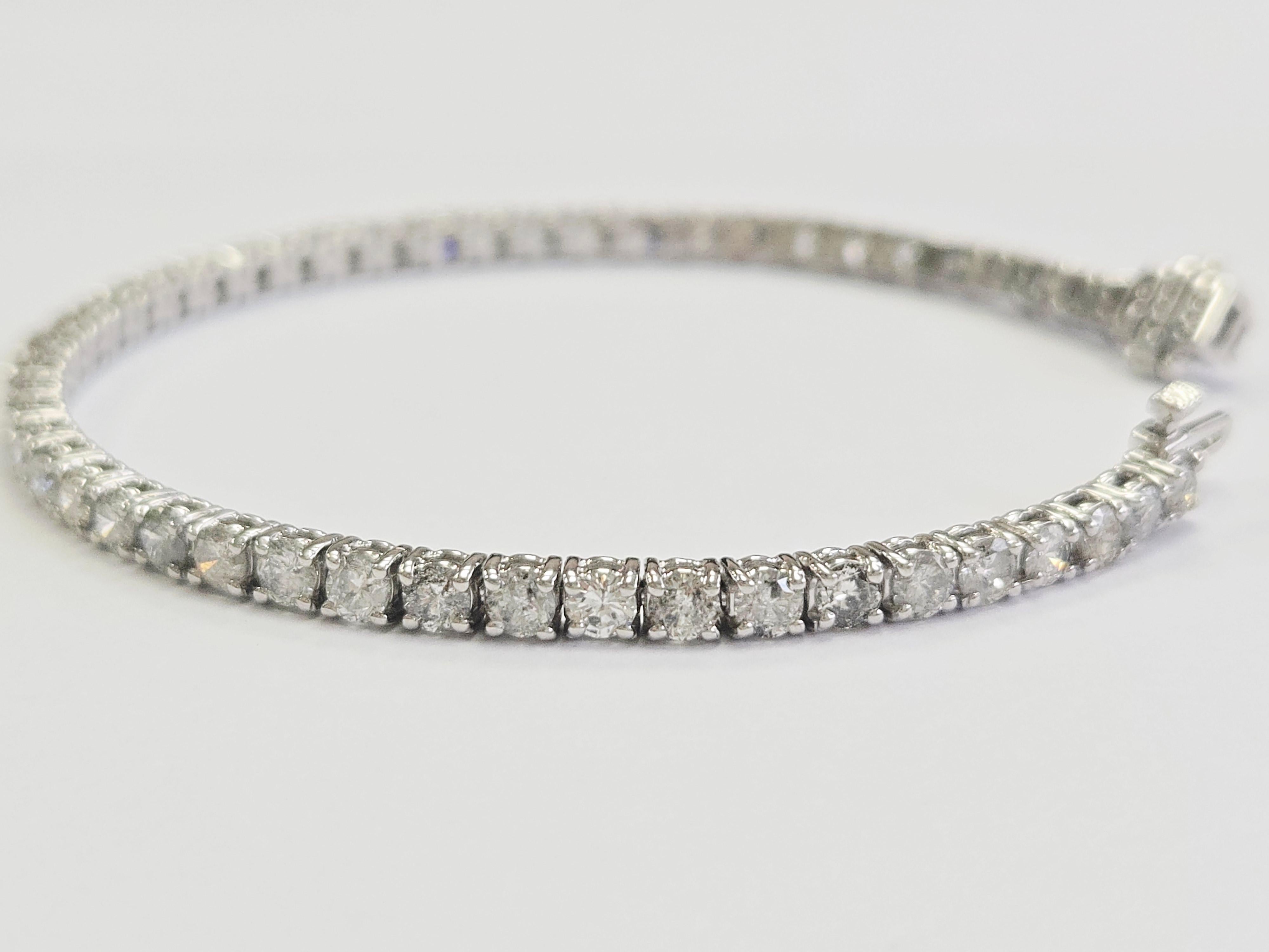 Tennisarmband aus 14 Karat Weißgold mit 6,35 Karat natürlichen Diamanten für Damen oder Herren im Angebot