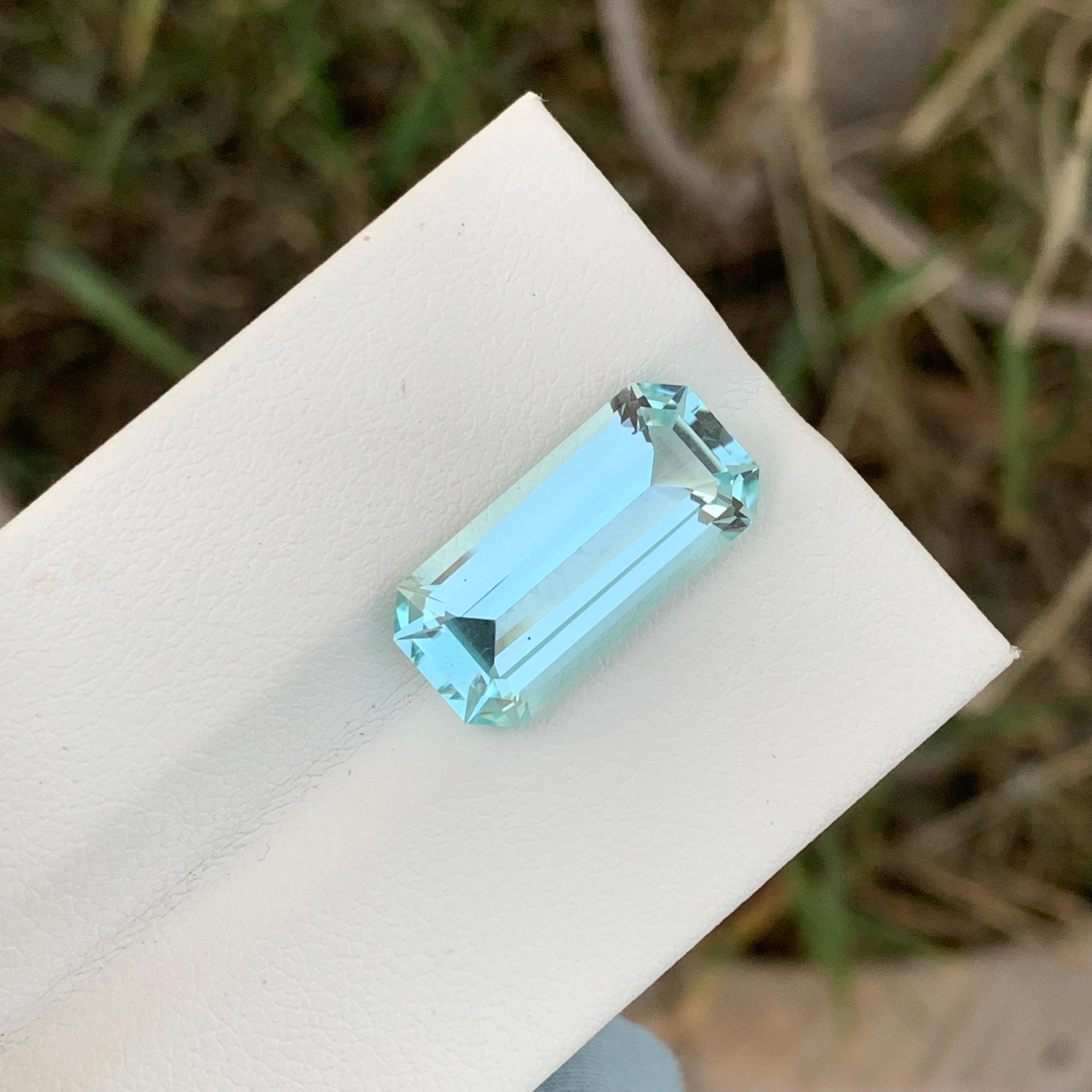 Women's or Men's 6.35 Carat Natural Loose Aquamarine Emerald Shape Gem For Necklace Jewellery  For Sale