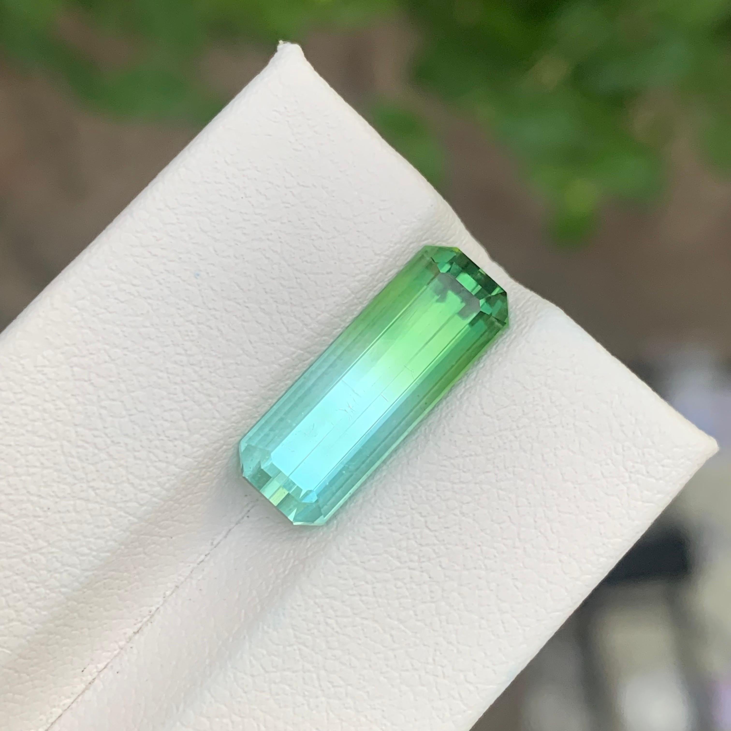6.35 Karat natürlicher loser zweifarbiger Turmalin in Smaragdform Edelstein (Arts and Crafts) im Angebot