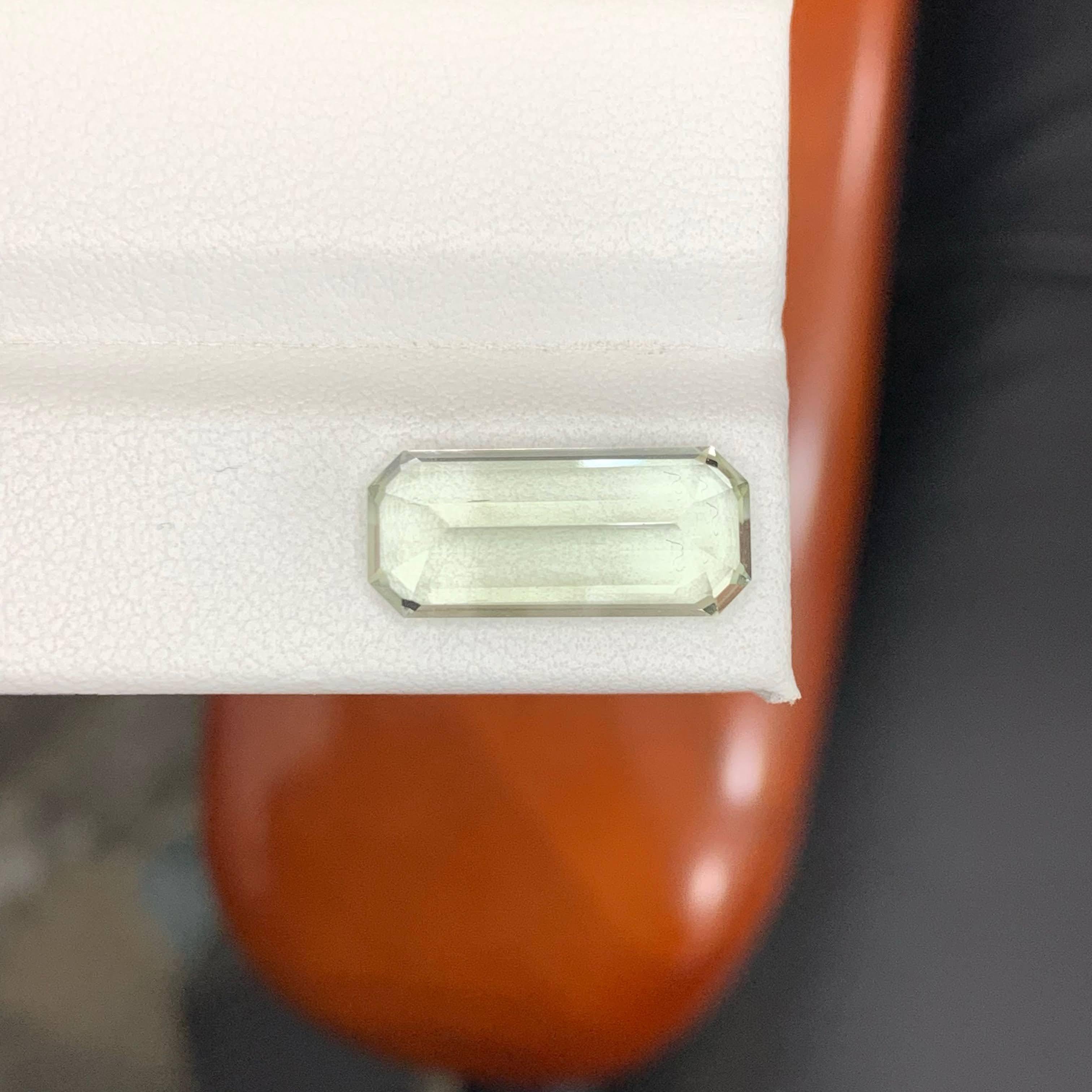 6.35 Carat Natural Loose Greenish Amethyst Stone Emerald Cut African Gemstone Moderno en venta