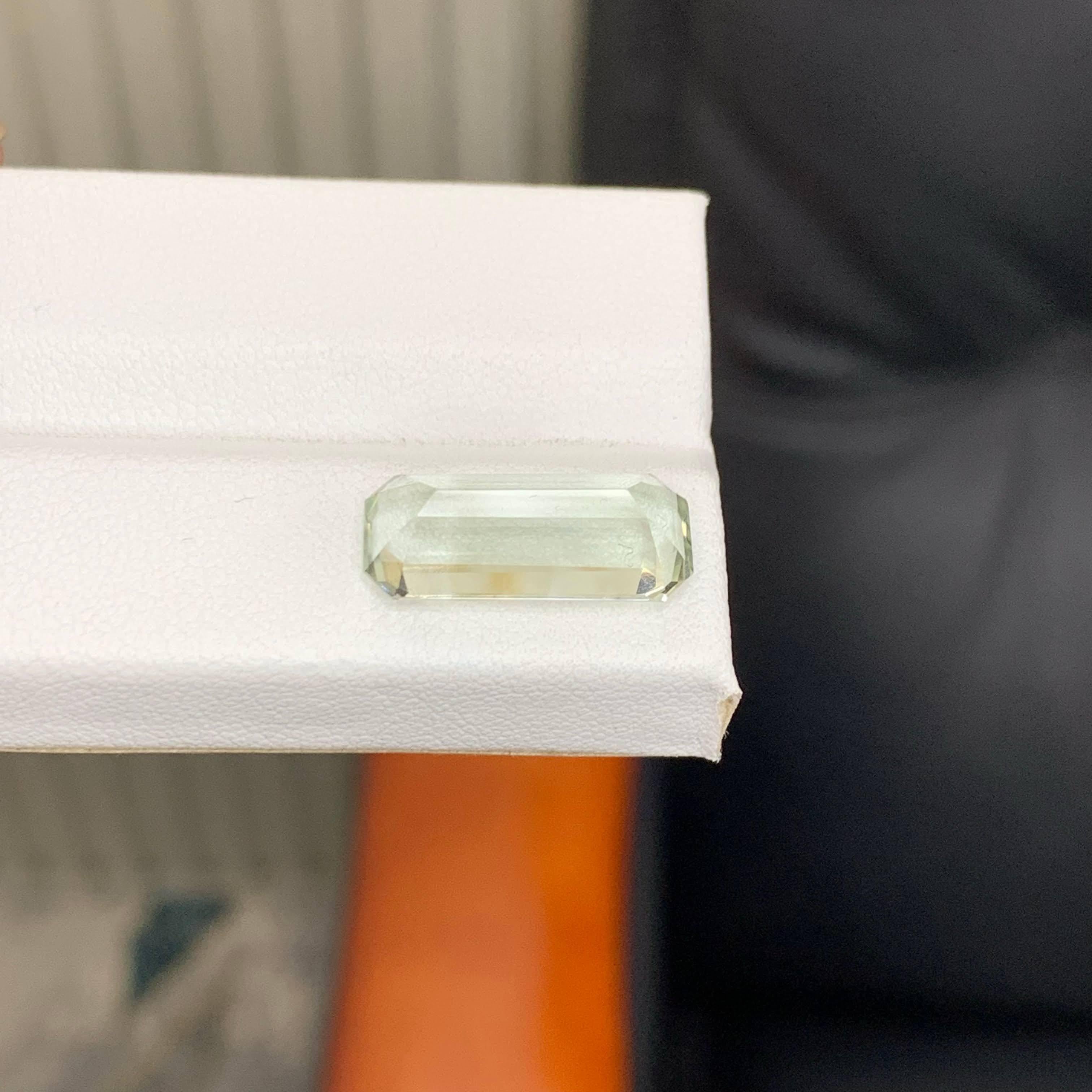 6.35 Carat Natural Loose Greenish Amethyst Stone Emerald Cut African Gemstone Corte esmeralda en venta