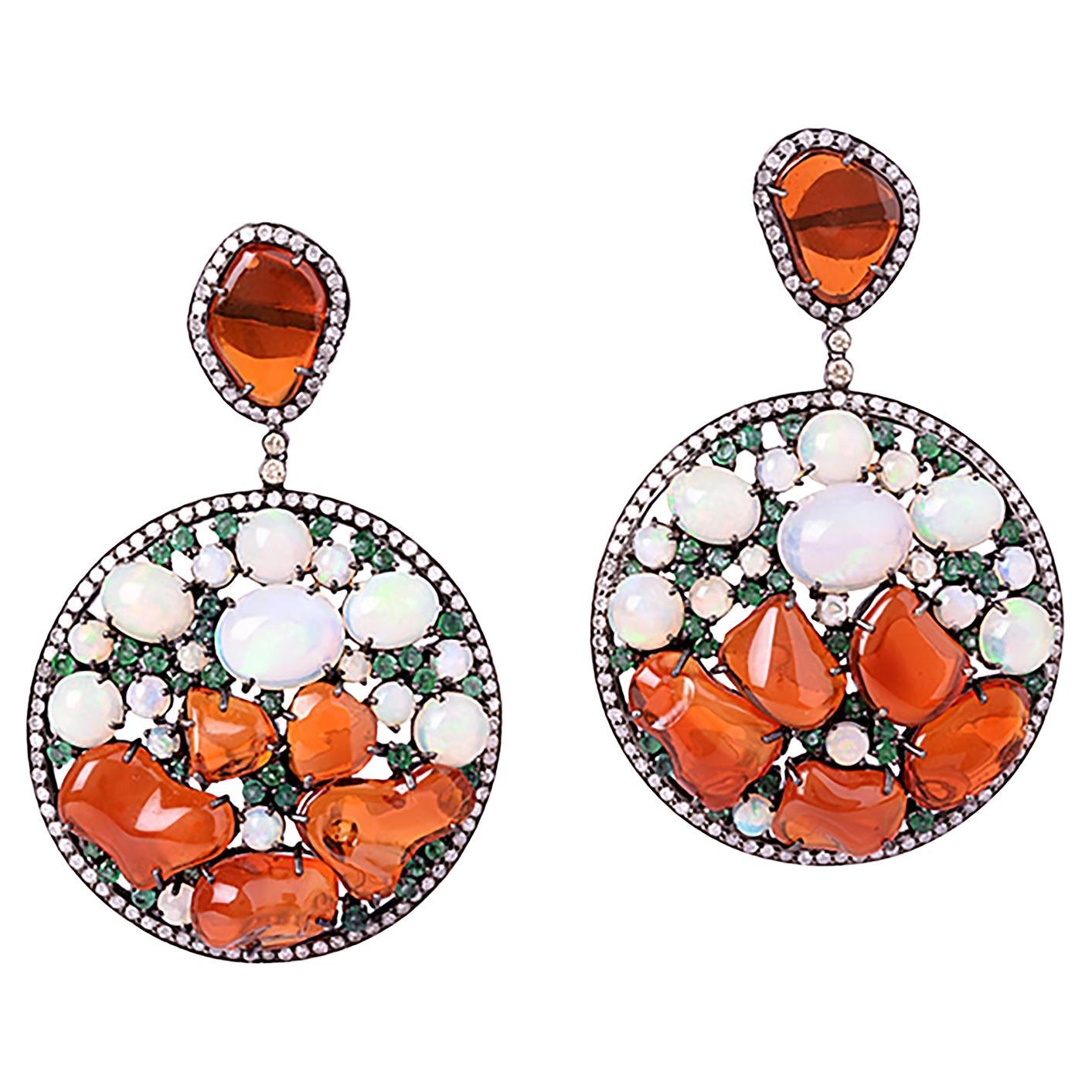 Orecchini a goccia con opale da 63,55ct e smeraldo da 3,94ct in oro e argento 18k in vendita