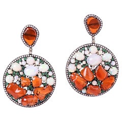 Orecchini a goccia con opale da 63,55ct e smeraldo da 3,94ct in oro e argento 18k