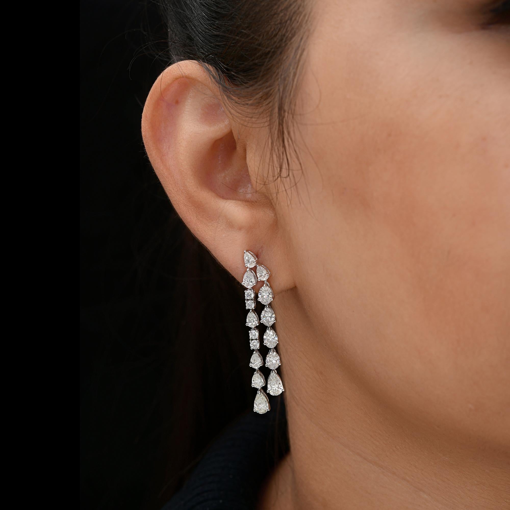 Pendientes colgantes de doble diamante SI/H de 6,35 qt Regalo de compromiso en oro blanco de 18 quilates
Estos pendientes están magistralmente elaborados con diamantes talla pera y redonda engastados en doble hilera que cuelgan haciendo de
