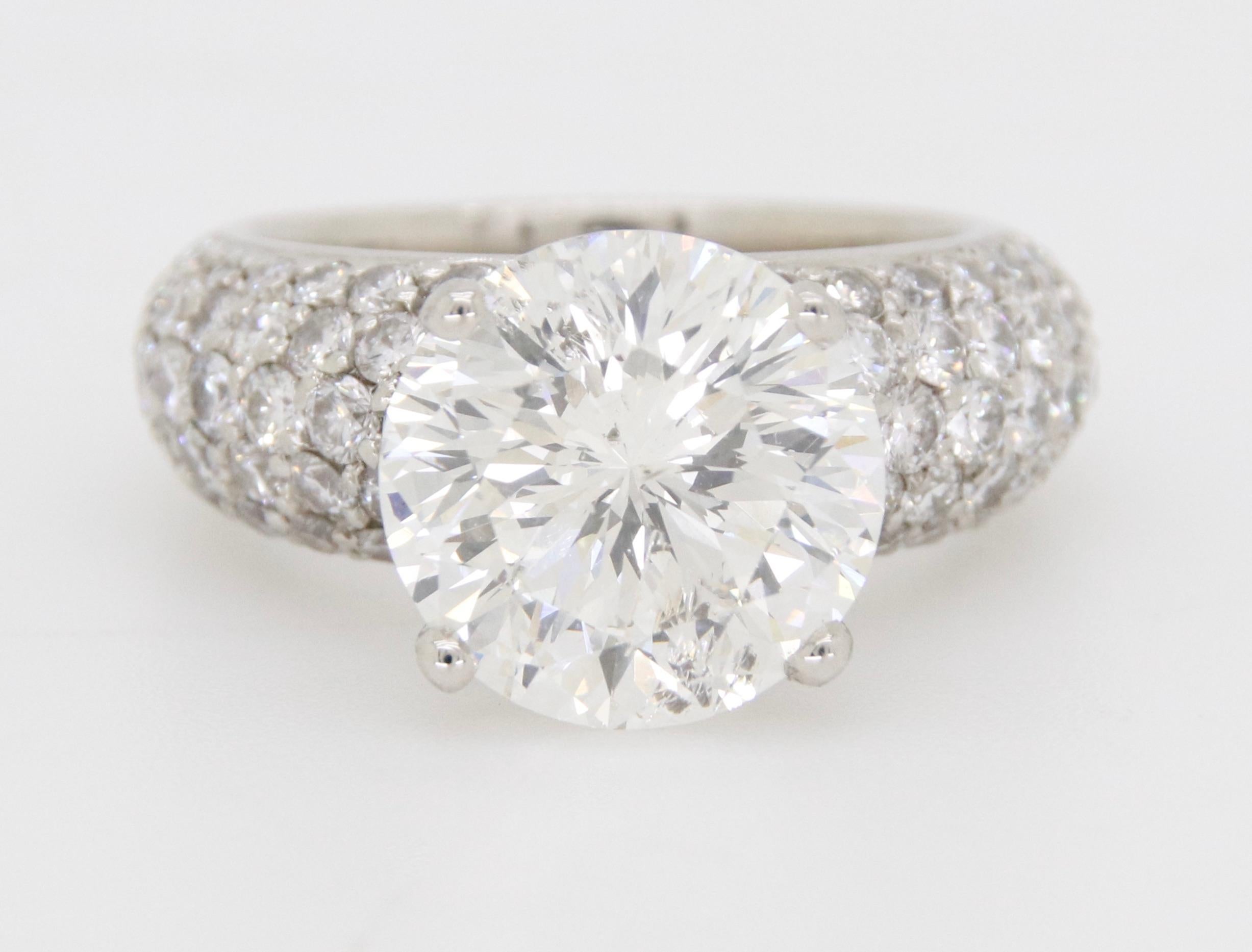 Atemberaubender 6,35ctw Diamantring aus Platin mit einem 4,55ct Star 129 Round Diamond mit unglaublichen 129 Facetten. 

Zentrum Diamant Karat Gewicht: 4.55CT
Zentrum Diamantschliff: Runder modifizierter Brillant - Star 129 
Zentrum Diamant Farbe: