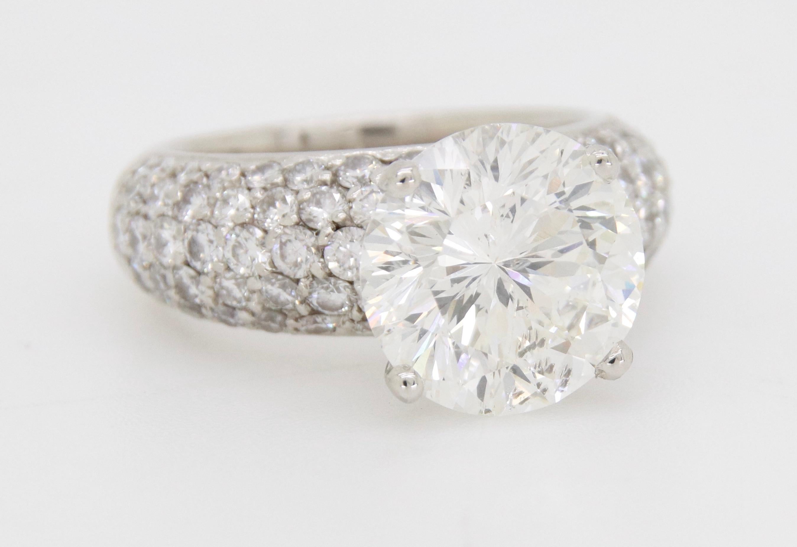 6,35CTW Diamantring aus Platin mit einem 4,55CT Star 129 Diamant in der Mitte (Rundschliff)