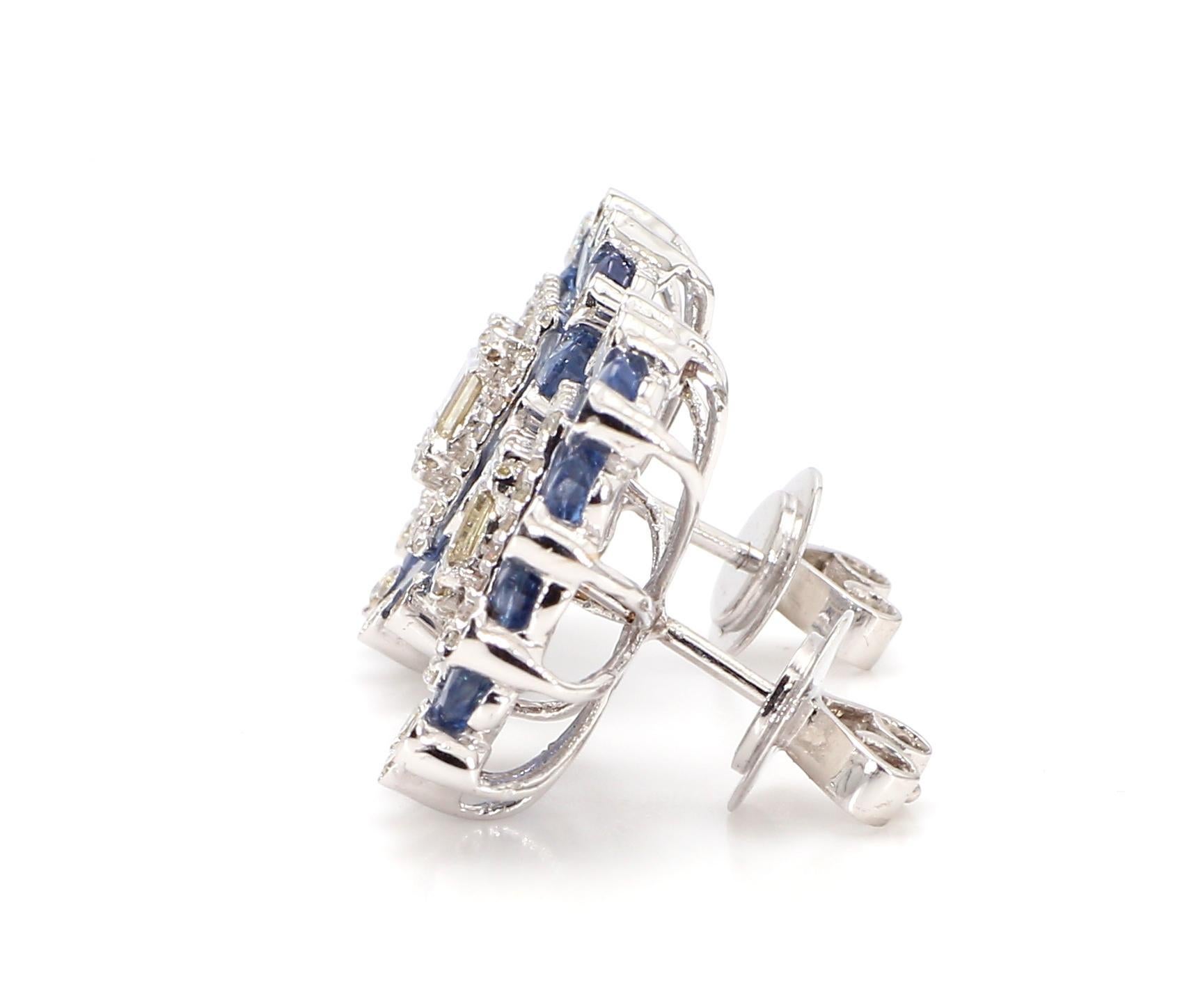 Les boucles d'oreilles en saphir bleu sont un ajout éblouissant à toute collection de bijoux. Ces boucles d'oreilles présentent un poids total de 6,36 carats de saphirs, chaque pierre ronde pesant 1,08 carat et une belle pierre baguette mesurant