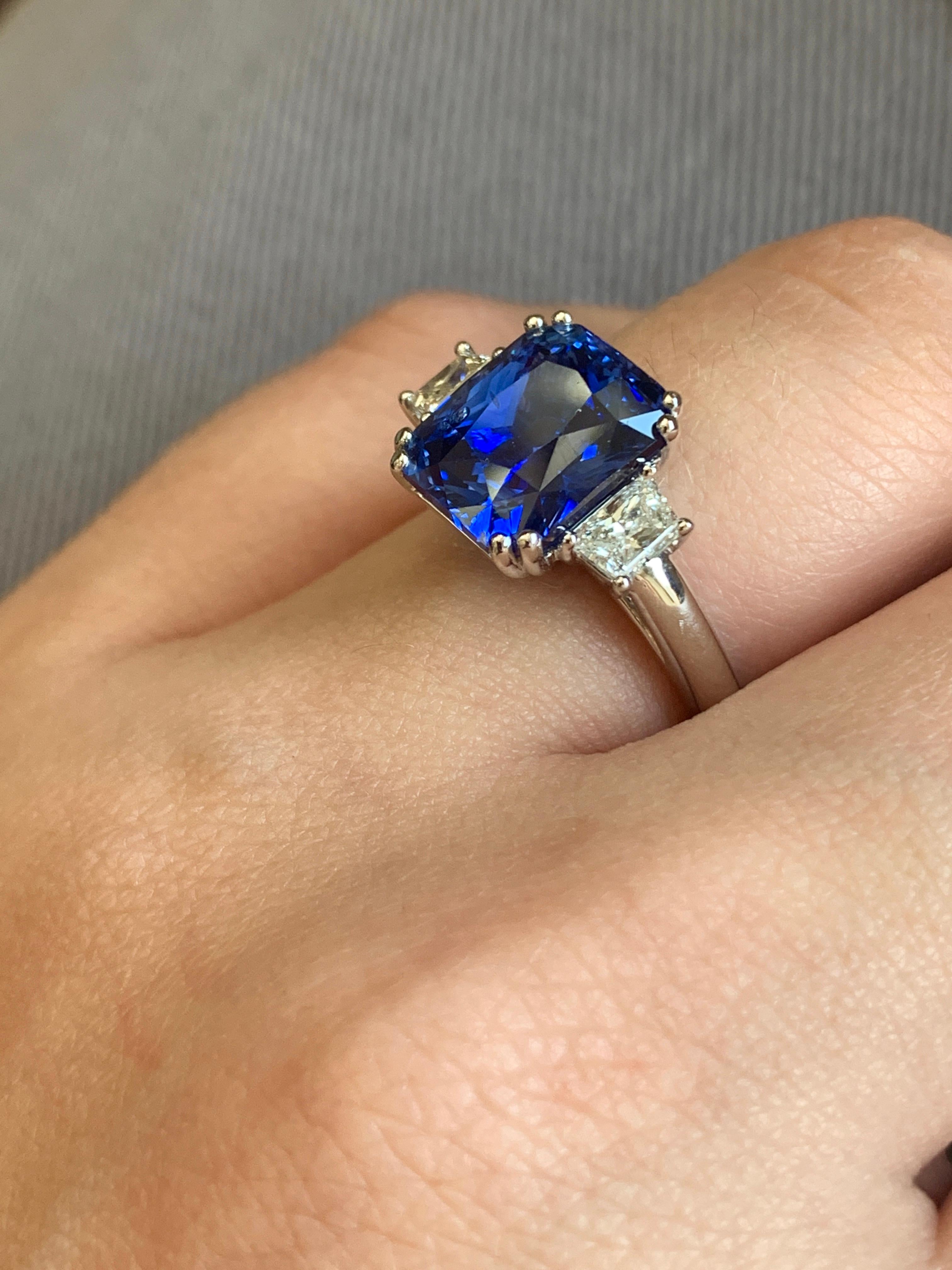 Taille radiant Saphir bleu royal de 6,36 carats en vente