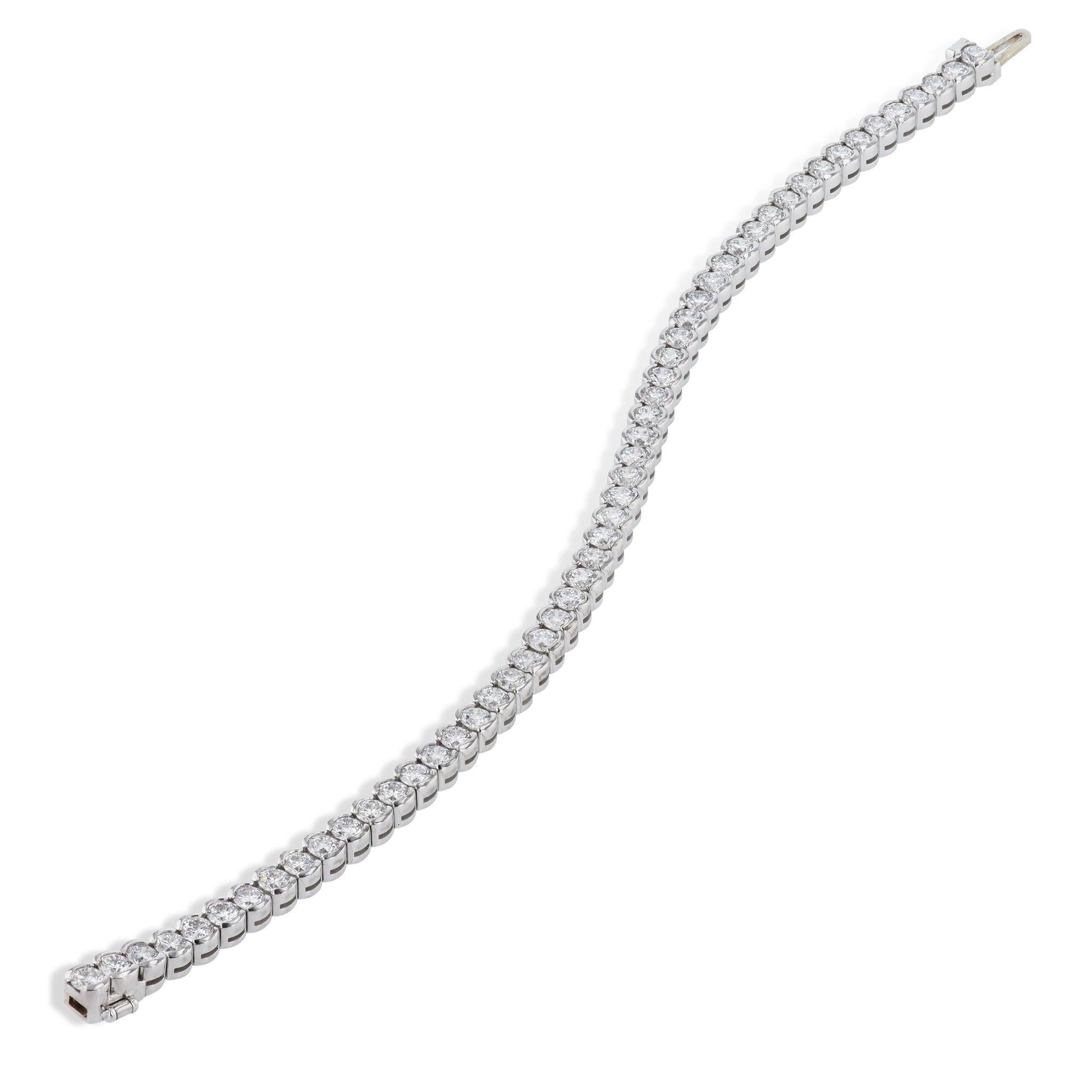 Laissez briller l'éclat de ce bracelet de tennis en or blanc 18kt avec ses 54 diamants éblouissants - délicatement sertis en demi-lune. Fabriqué à la main avec le plus grand soin par H & H Jewels, c'est un accessoire tout à fait envoûtant, digne des