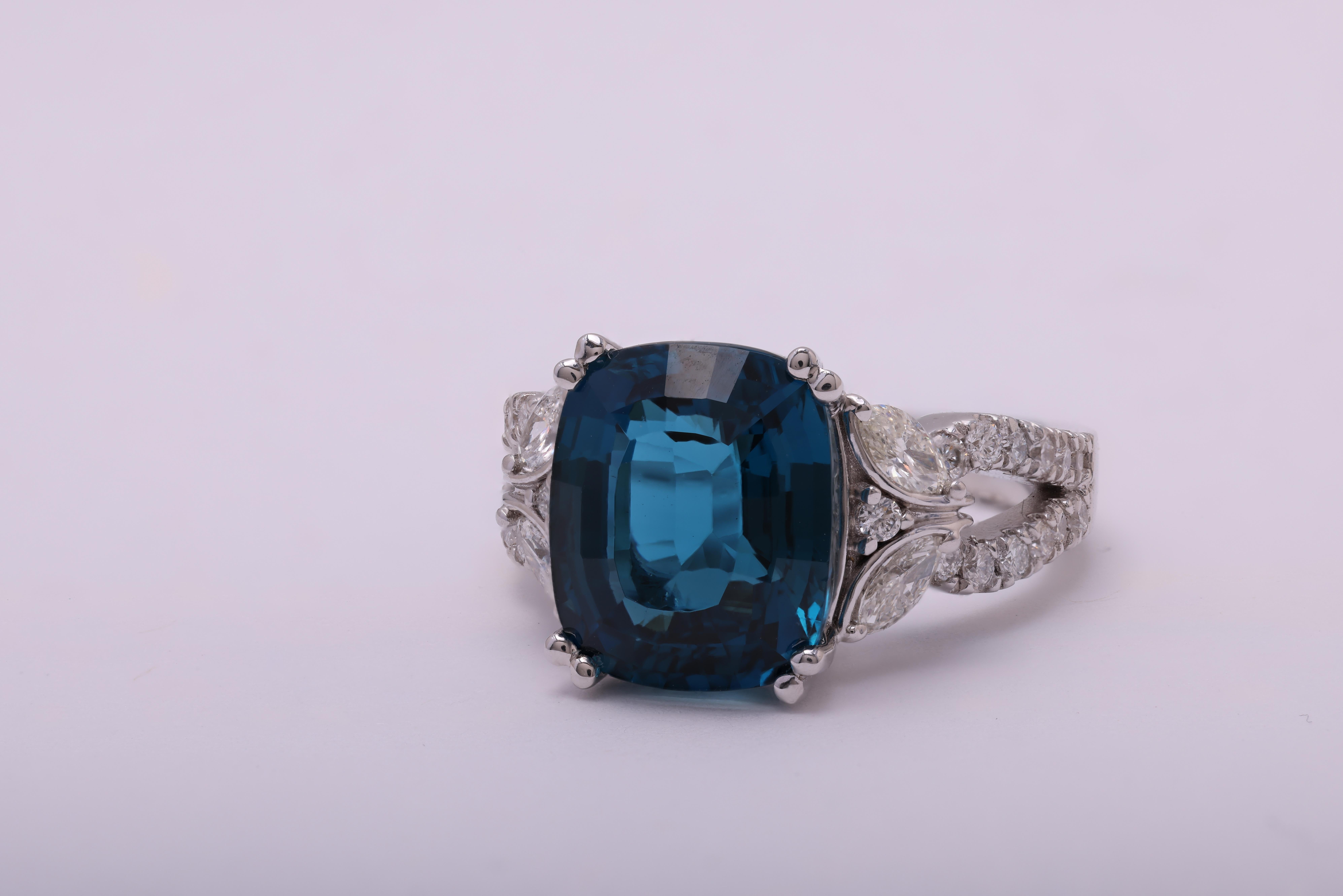 Dieser exquisite Ring präsentiert einen 12 mm x 10 mm großen Topas im Ovalschliff, der elegant auf einer handgravierten Fassung thront. Das zarte Schmetterlingsdesign aus weißen Diamanten im Marquise- und Rundschliff auf dem seitlichen Schaft