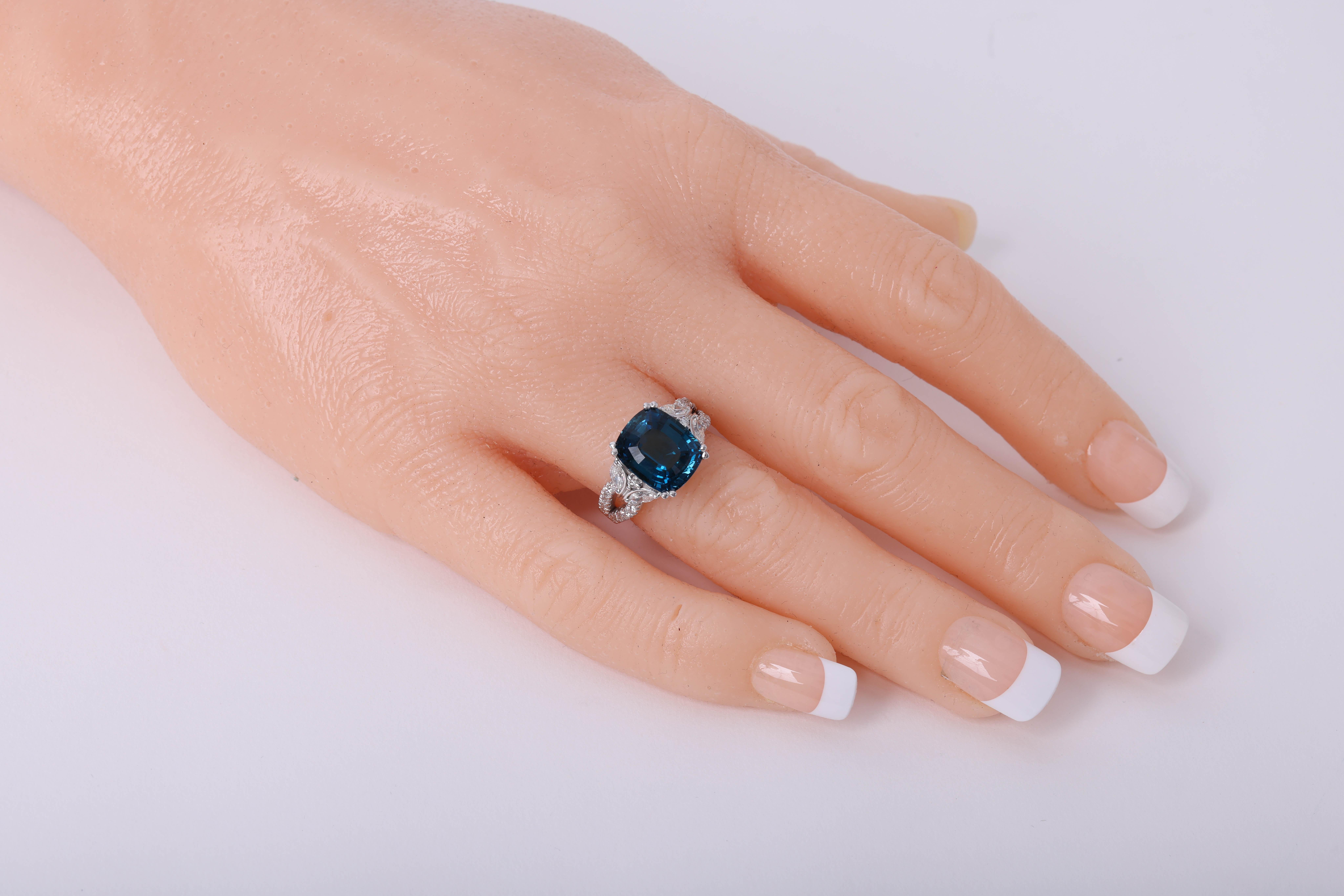 6,37 Karat Ovalschliff Londoner Blauer Topas und 0,78 Karat Diamantring Ref1509 mit Diamanten im Ovalschliff im Zustand „Neu“ im Angebot in New York, NY