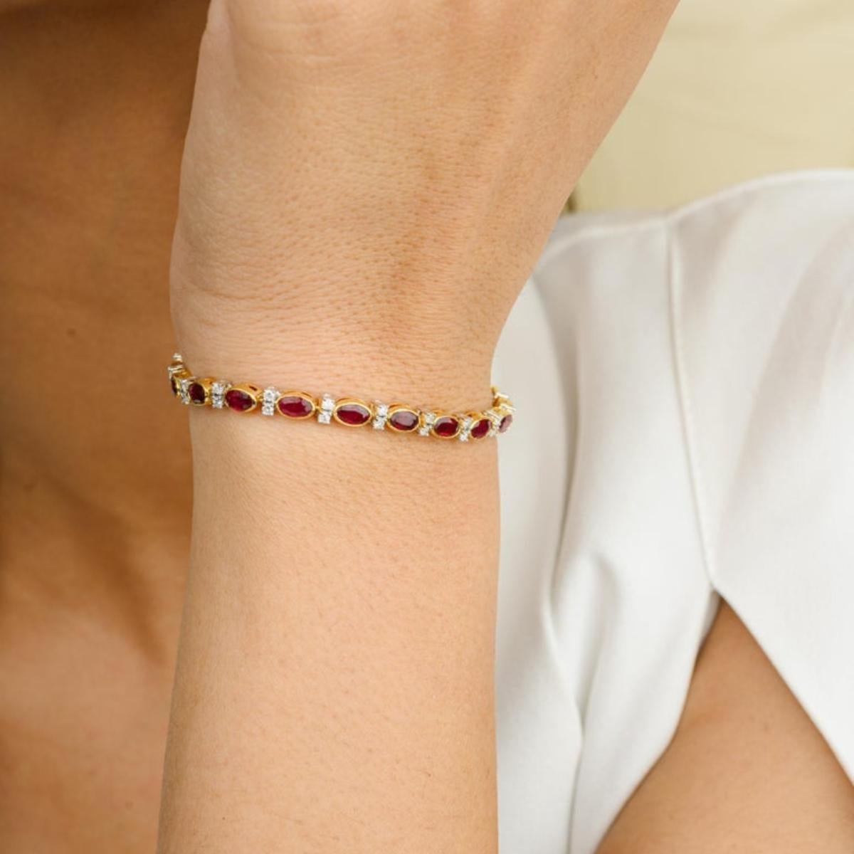 Tennisarmband aus 18 Karat Gelbgold mit 6,37 Karat rotem Rubin und Diamanten Grandma Gift im Angebot 5