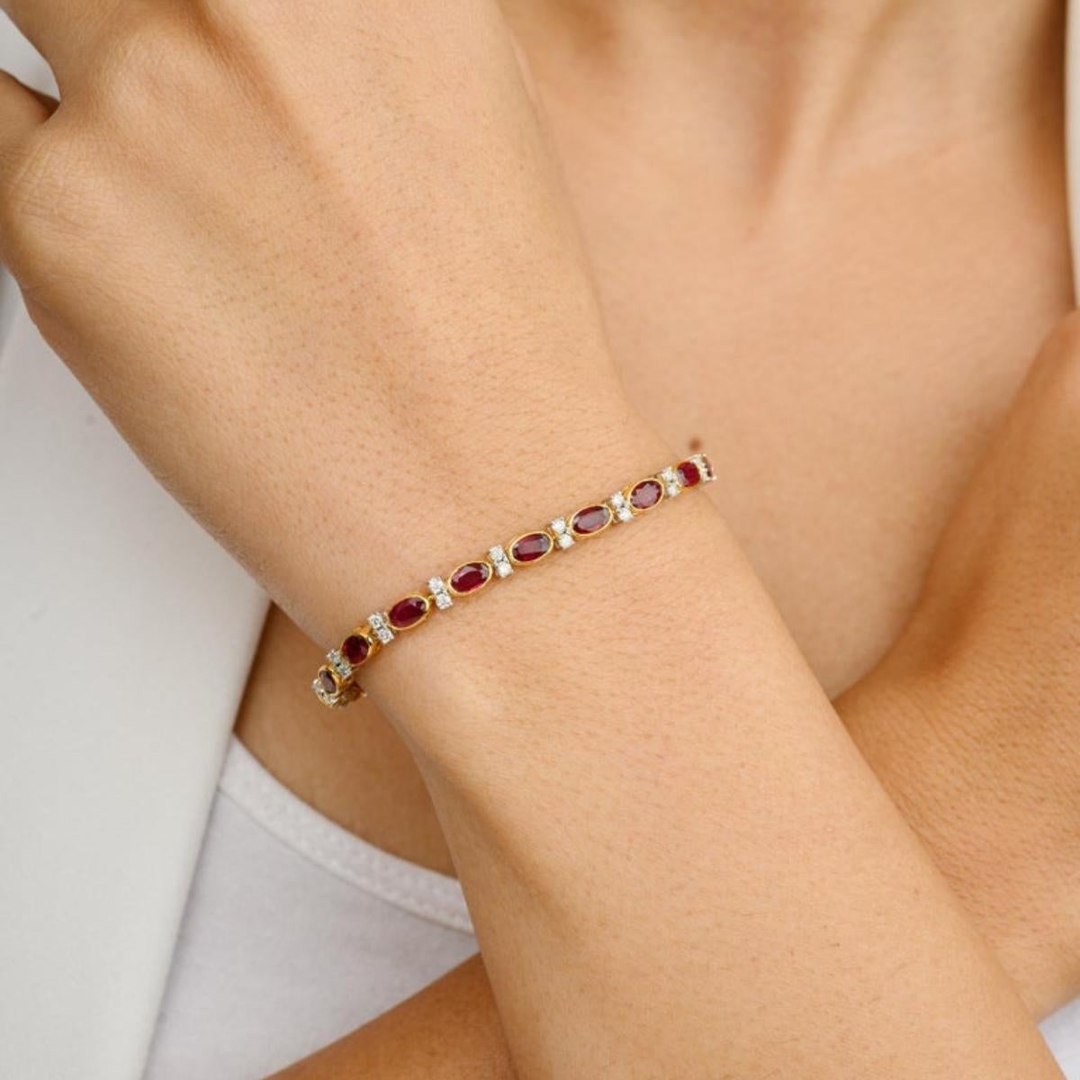 Tennisarmband aus 18 Karat Gelbgold mit 6,37 Karat rotem Rubin und Diamanten Grandma Gift im Angebot 1