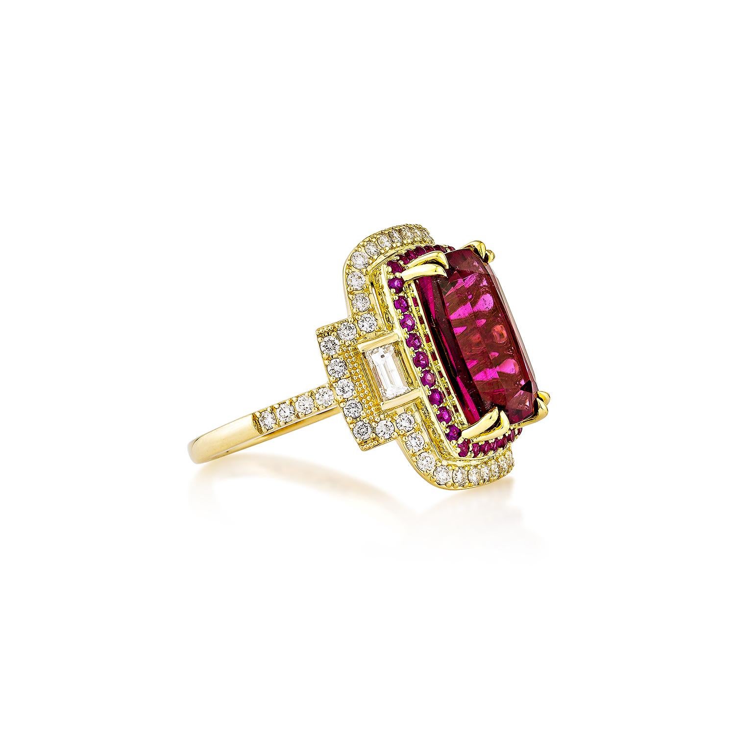 Sunita Nahata mette in mostra uno squisito anello di rubellite tempestato di diamanti che emana grazia ed eleganza. Questo squisito anello in oro giallo 18 carati è ideale per ogni occasione speciale perché combina l'eleganza tradizionale con il