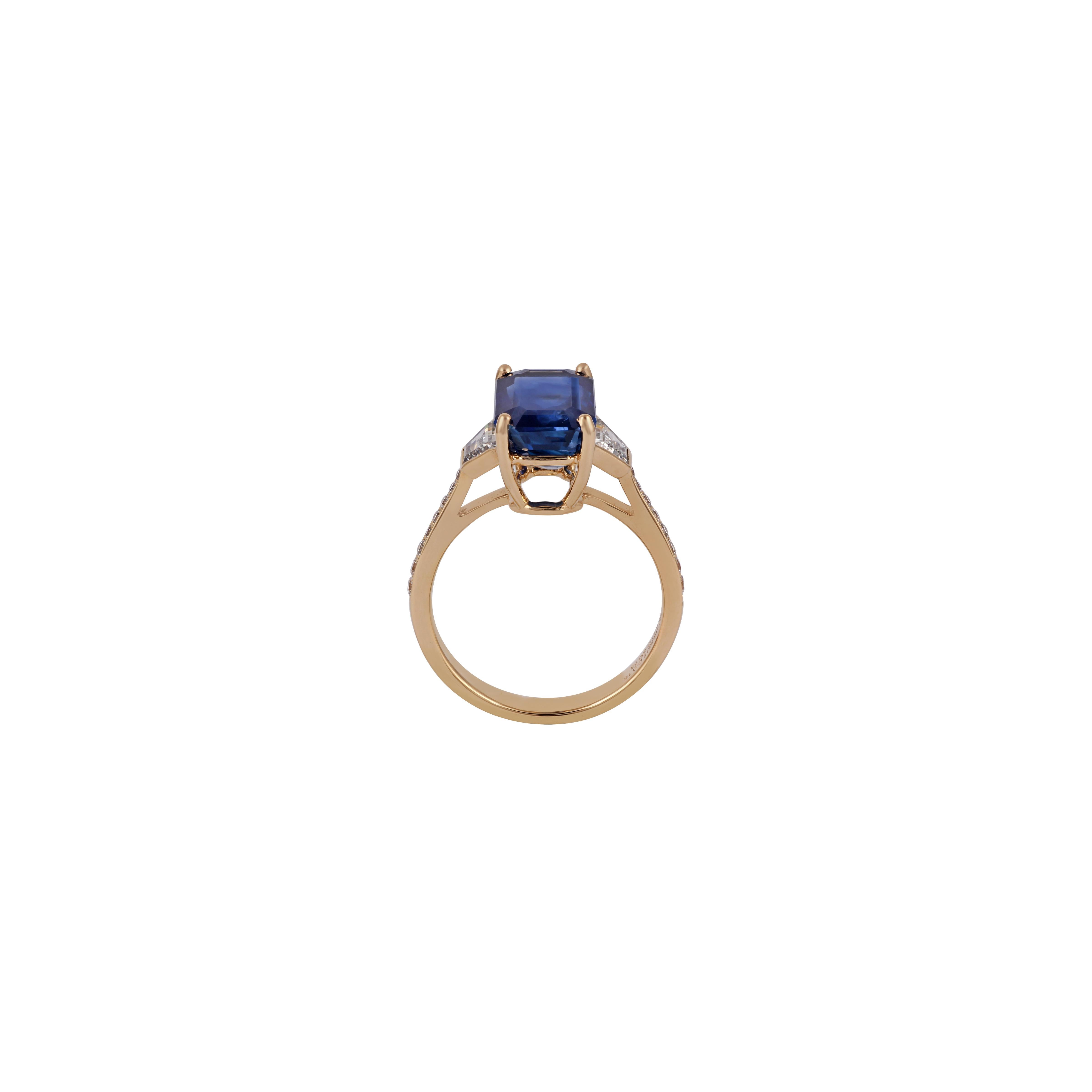 Modern 6.37 Carat Sapphire & Diamond Ring Studded in 18k Rose Gold For Sale