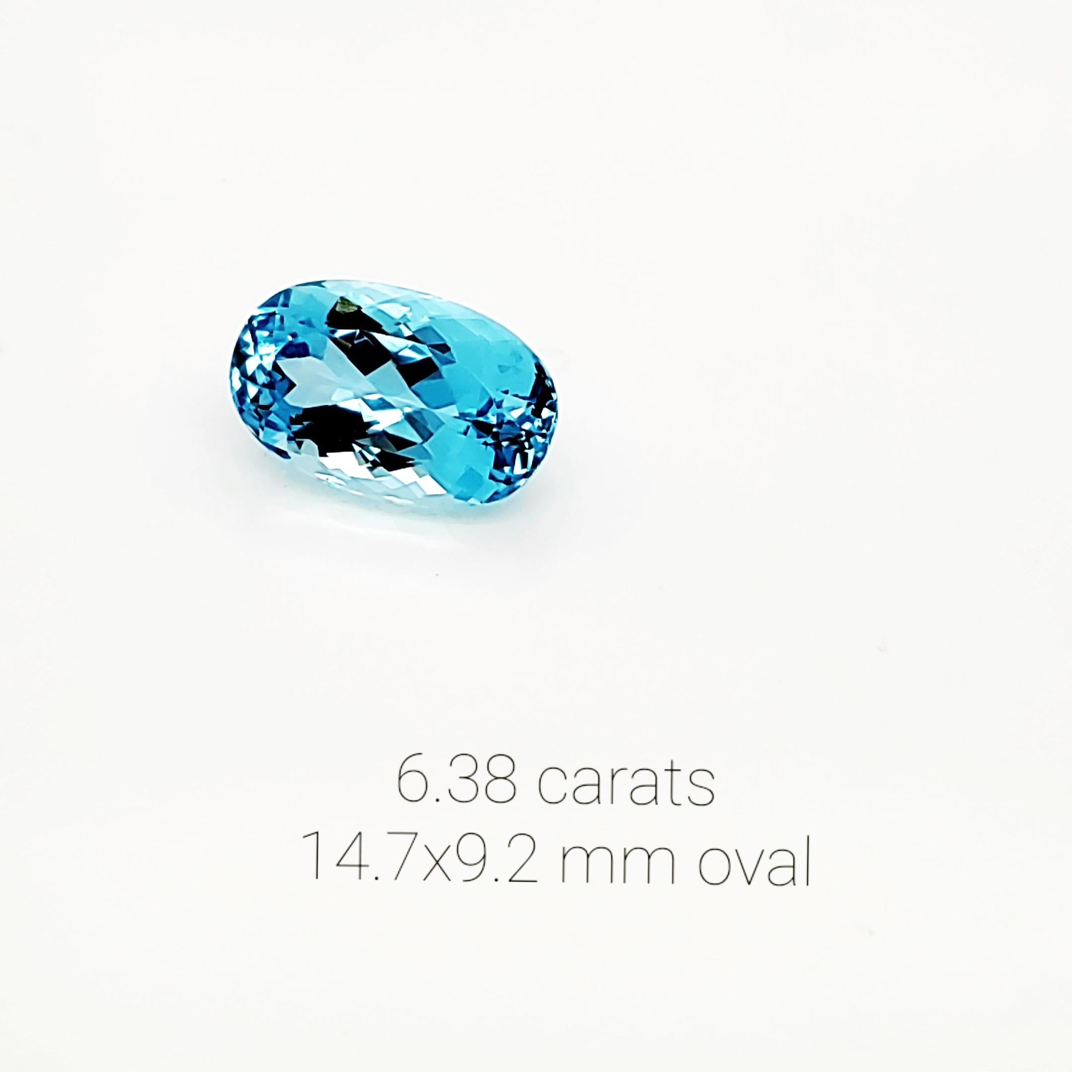 6,38 Karat intensiver blauer ovaler Aquamarin, natürlicher Edelstein (Ovalschliff) im Angebot