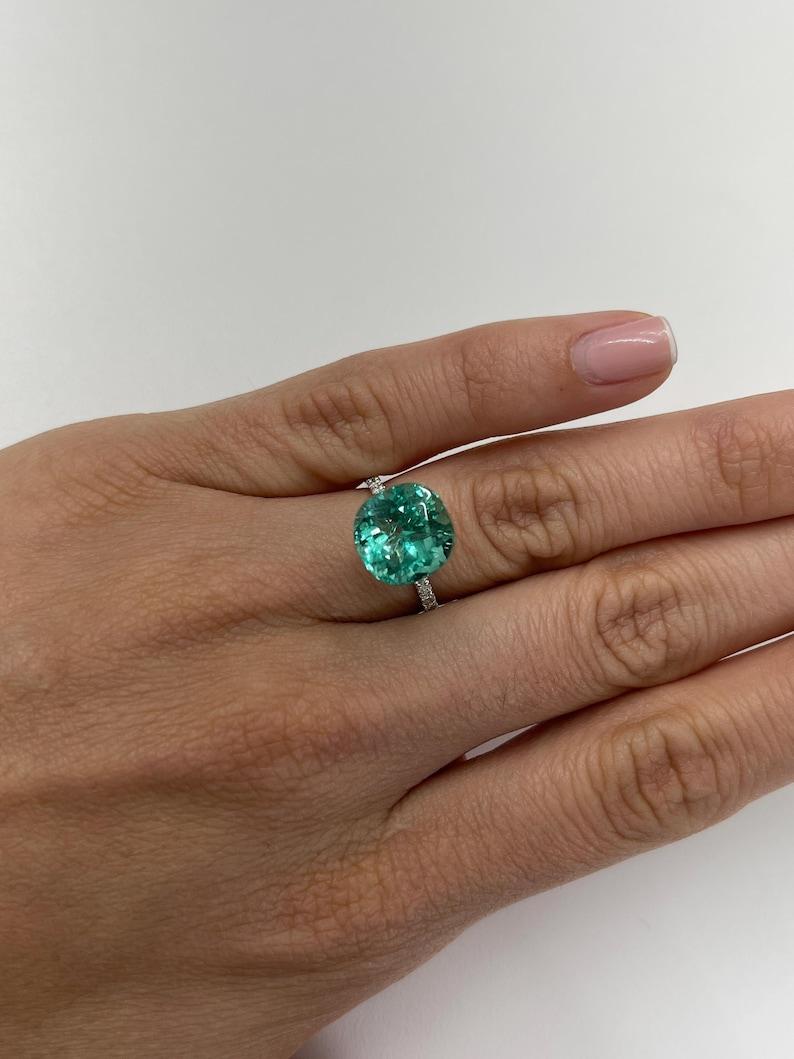 Esmeralda colombiana verde azulada luminosa de 6,38 quilates - Muzo Cushion Cut May Gem en venta 3