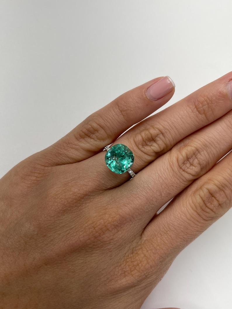 Esmeralda colombiana verde azulada luminosa de 6,38 quilates - Muzo Cushion Cut May Gem en venta 2