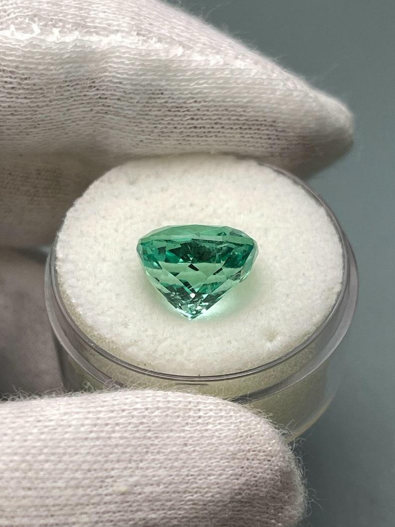 Esmeralda colombiana verde azulada luminosa de 6,38 quilates - Muzo Cushion Cut May Gem en venta 1