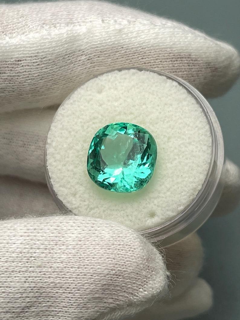 De las mujeres Esmeralda colombiana verde azulada luminosa de 6,38 quilates - Muzo Cushion Cut May Gem en venta