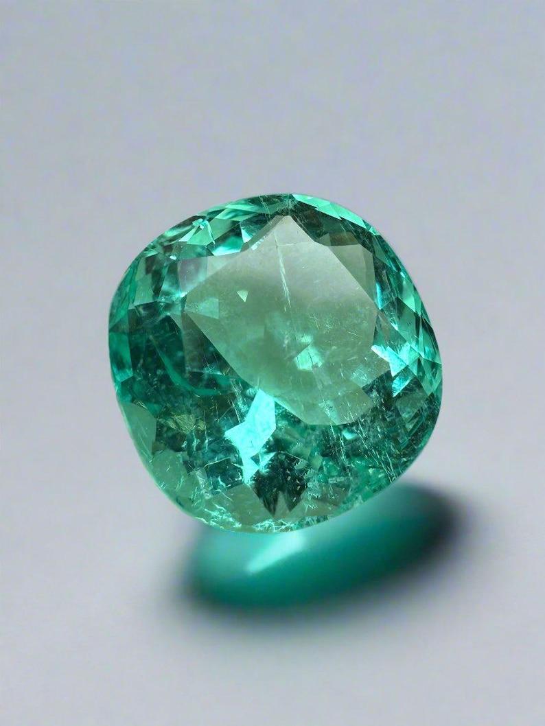 Esmeralda colombiana verde azulada luminosa de 6,38 quilates - Muzo Cushion Cut May Gem Moderno en venta