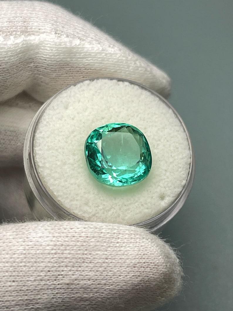 Esmeralda colombiana verde azulada luminosa de 6,38 quilates - Muzo Cushion Cut May Gem en Nuevo estado para la venta en Jupiter, FL