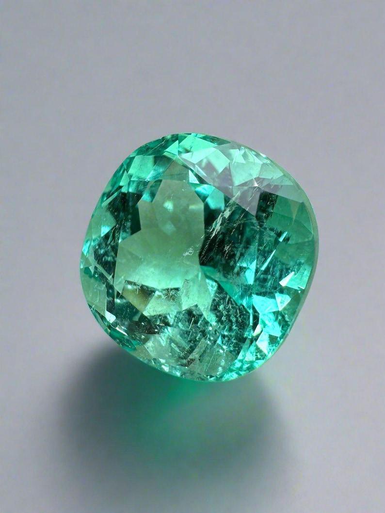 Piedra: Esmeralda
Peso: 6,38 quilates
Forma: Corte de cojín
Claridad: Transparente
Lustre: Excelente
Color: Verde azulado medio
Medidas: 11,14 mm x 11,32 mm x 8,36 mm
Origen geográfico: Colombia
Tratamiento: Natural, Engrasado

Observaciones: Debido