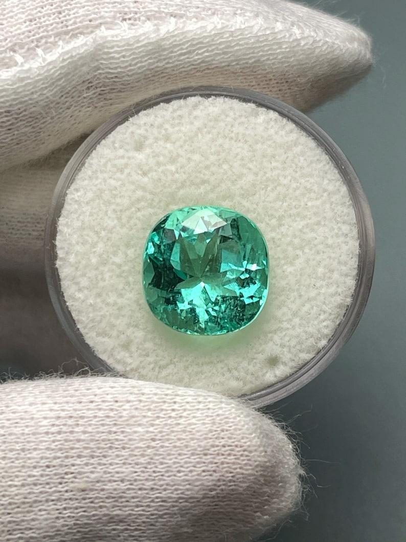 Esmeralda colombiana verde azulada luminosa de 6,38 quilates - Muzo Cushion Cut May Gem Corte cojín en venta