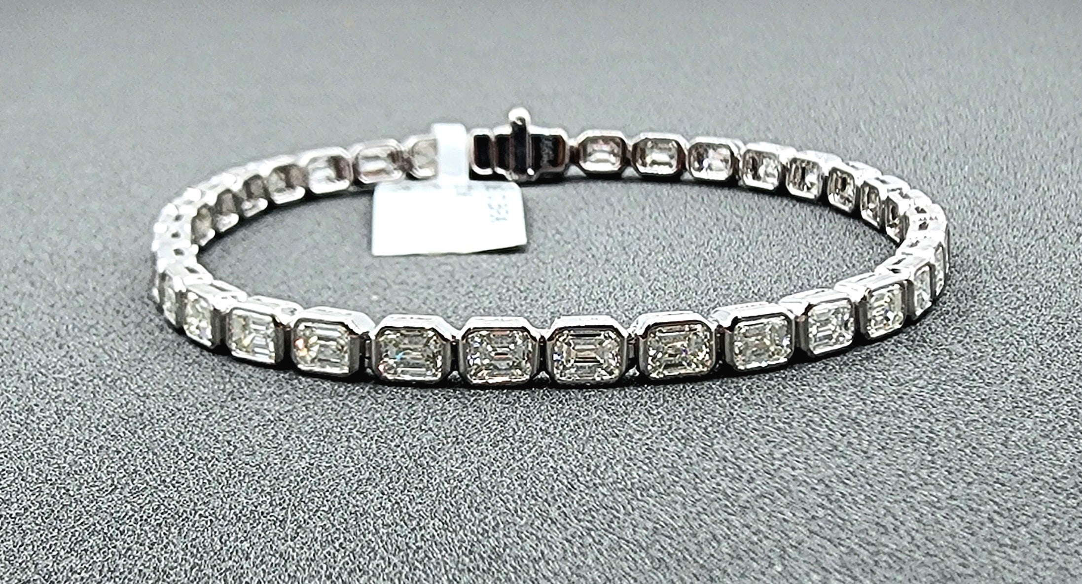 6.38 ct Smaragdschliff Ost-West Lünette Set Tennisarmband