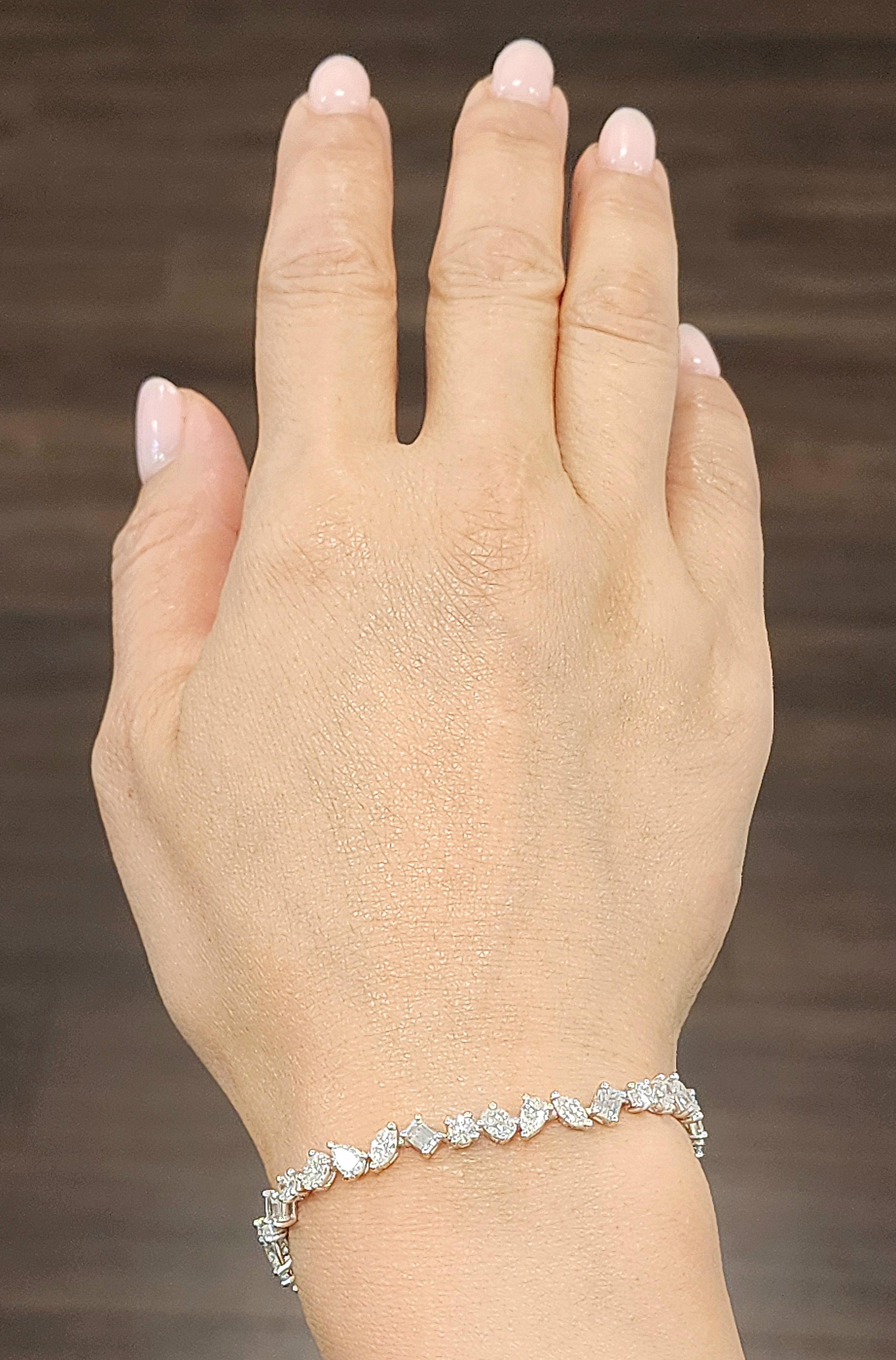 Este exquisito brazalete de tenis es una creación extraordinaria, que hace gala de una elegancia atemporal y una artesanía excepcional. Con diamantes blancos de talla mixta con un peso total en quilates de 6,38, cada diamante está meticulosamente