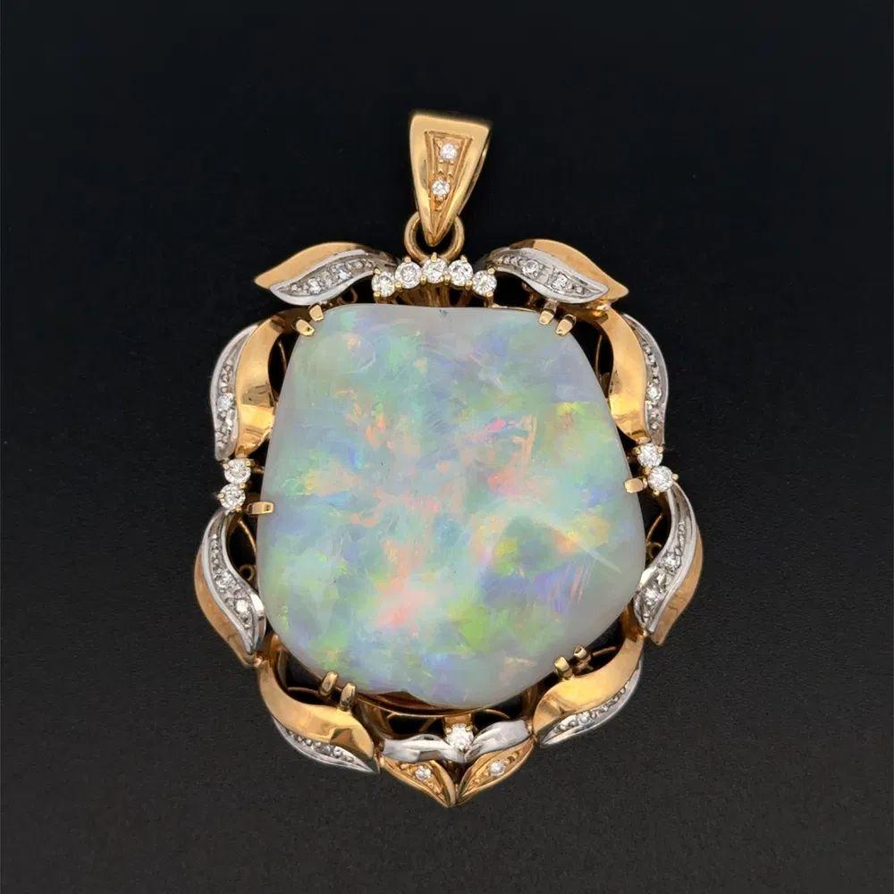 Ciondolo con opale e diamanti in oro e platino da 63,80 carati Semplicemente bellissimo! Elegante e finemente dettagliata collana con ciondolo in oro e platino. Caratterizzato da un'opale da 63,80 carati incastonata a mano e impreziosita da