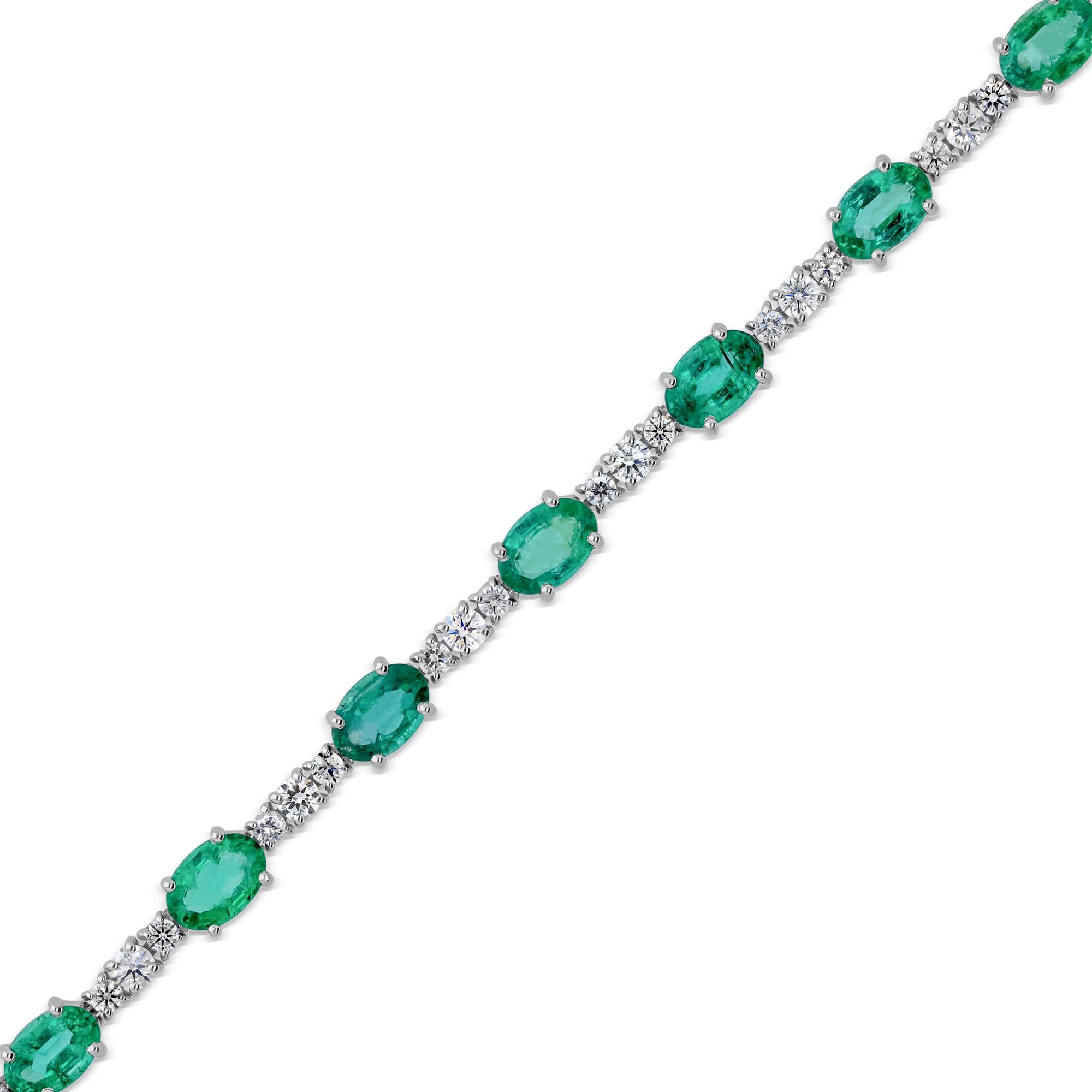 6,38 Karat Smaragd Geburtsstein 1,33 Karat Diamant Tennis-Armband 14 Karat Weißgold im Zustand „Neu“ im Angebot in Diera, Dubai
