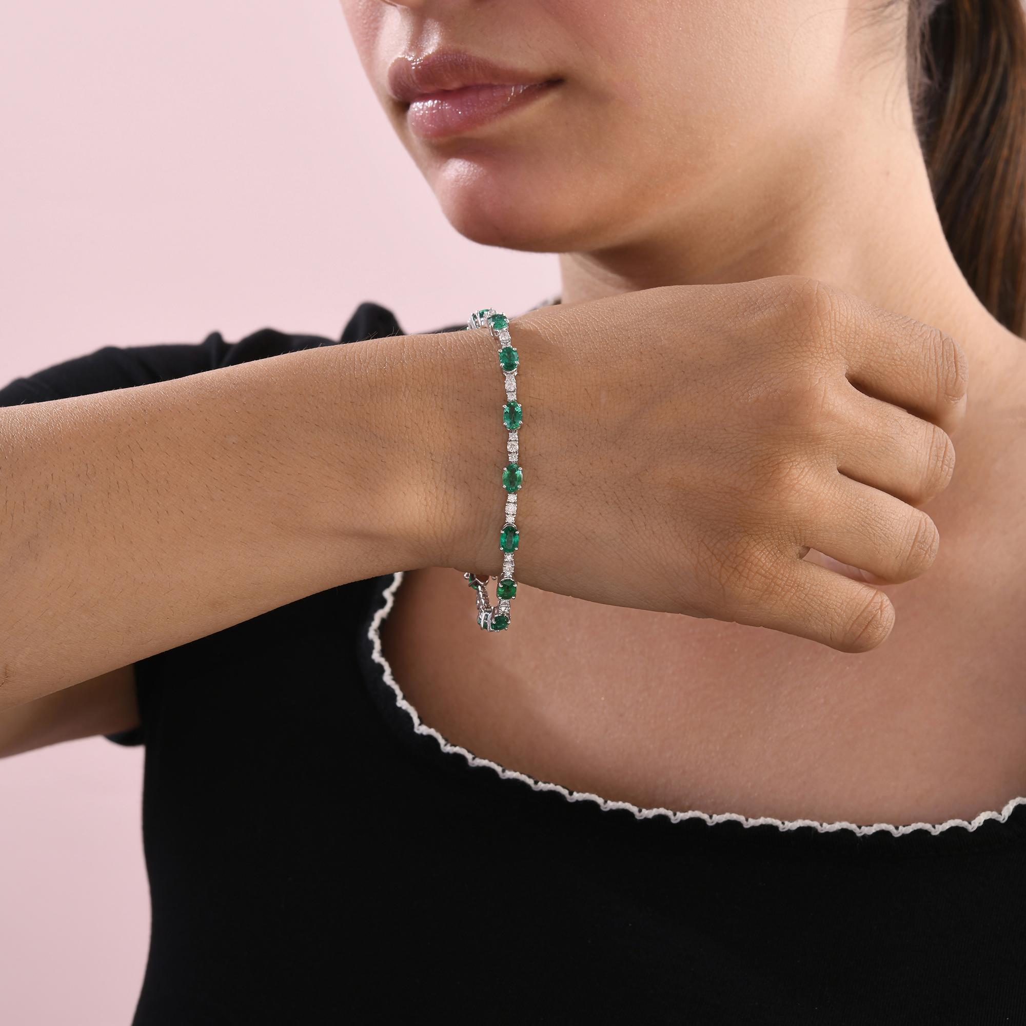6,38 Karat Smaragd Geburtsstein 1,33 Karat Diamant Tennis-Armband 14 Karat Weißgold Damen im Angebot