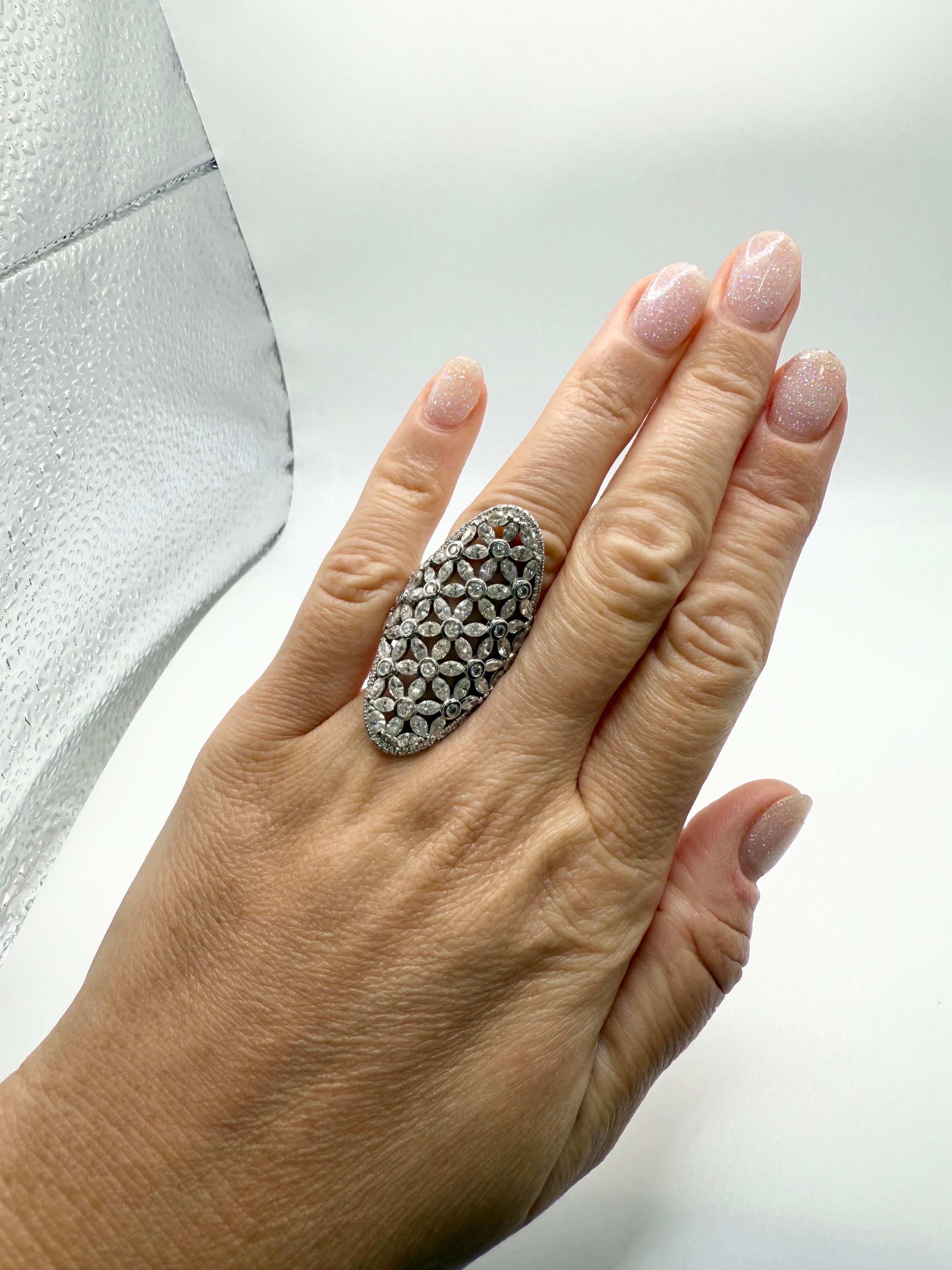 Taglio marquise Anello con diamante da cocktail Marquise da 6,38 carati Anello con diamante lungo pazzo da 18 carati in vendita