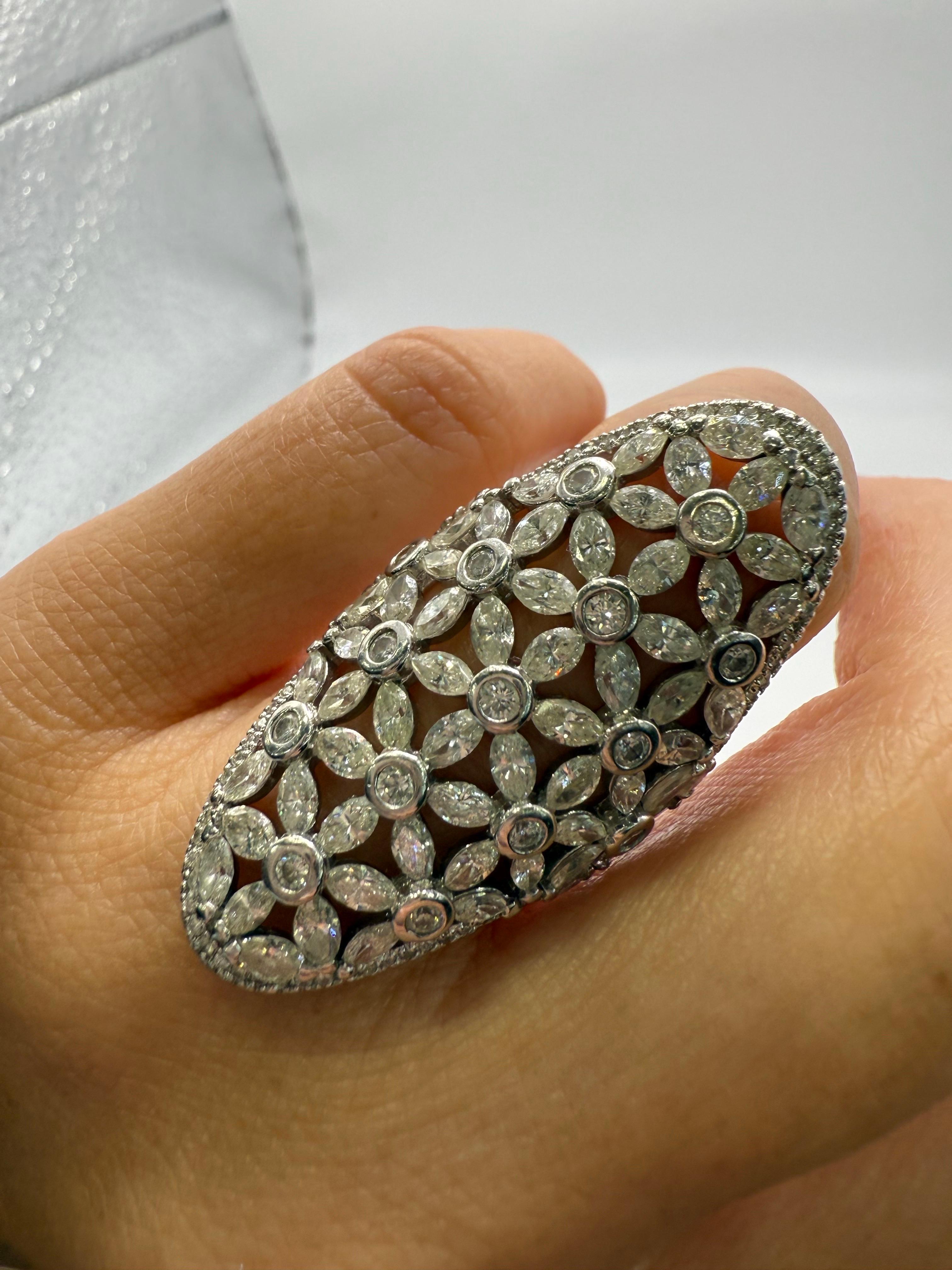 Anello con diamante da cocktail Marquise da 6,38 carati Anello con diamante lungo pazzo da 18 carati In condizioni Nuovo in vendita a Boca Raton, FL
