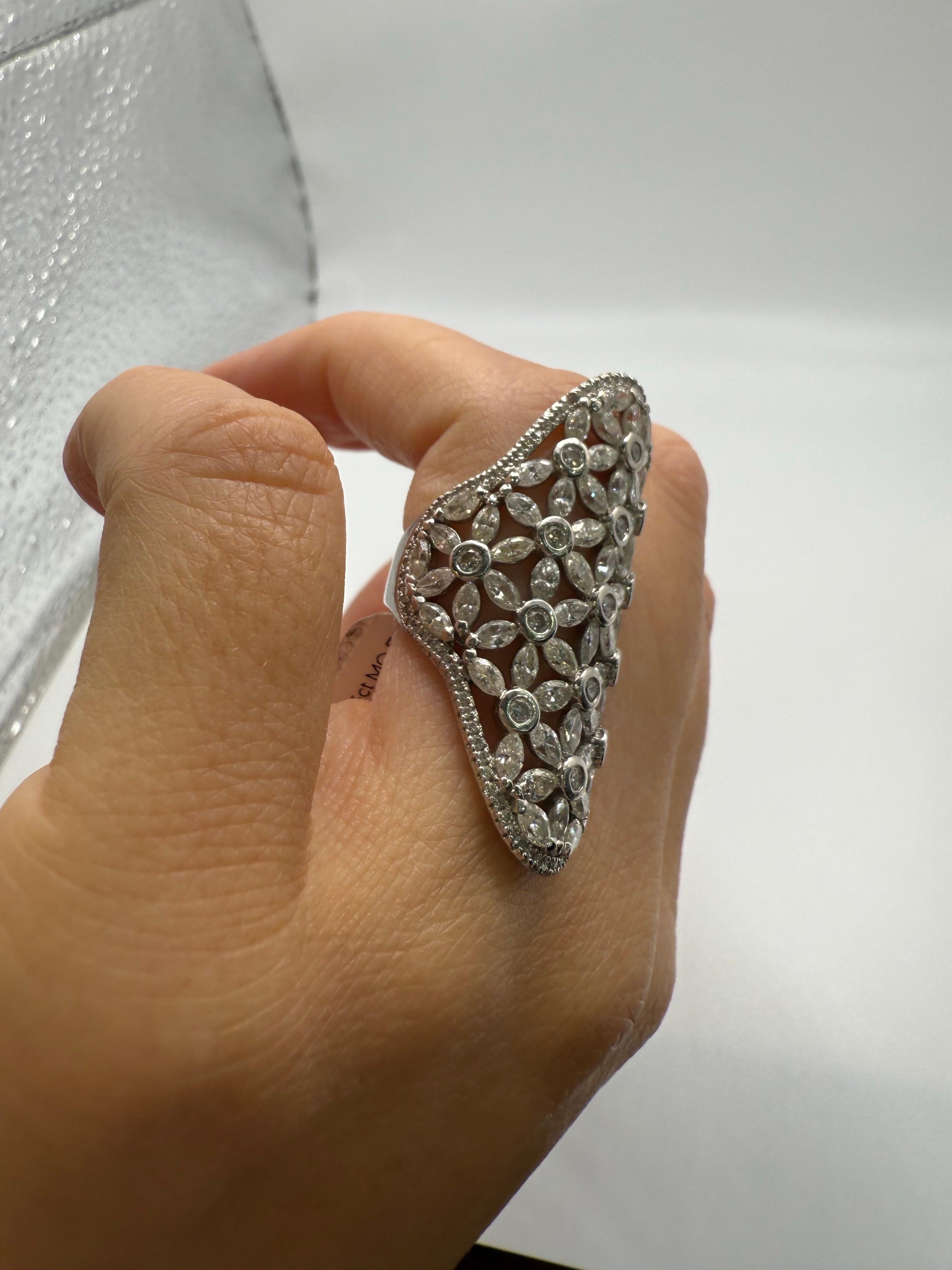 da uomo o donna Anello con diamante da cocktail Marquise da 6,38 carati Anello con diamante lungo pazzo da 18 carati in vendita