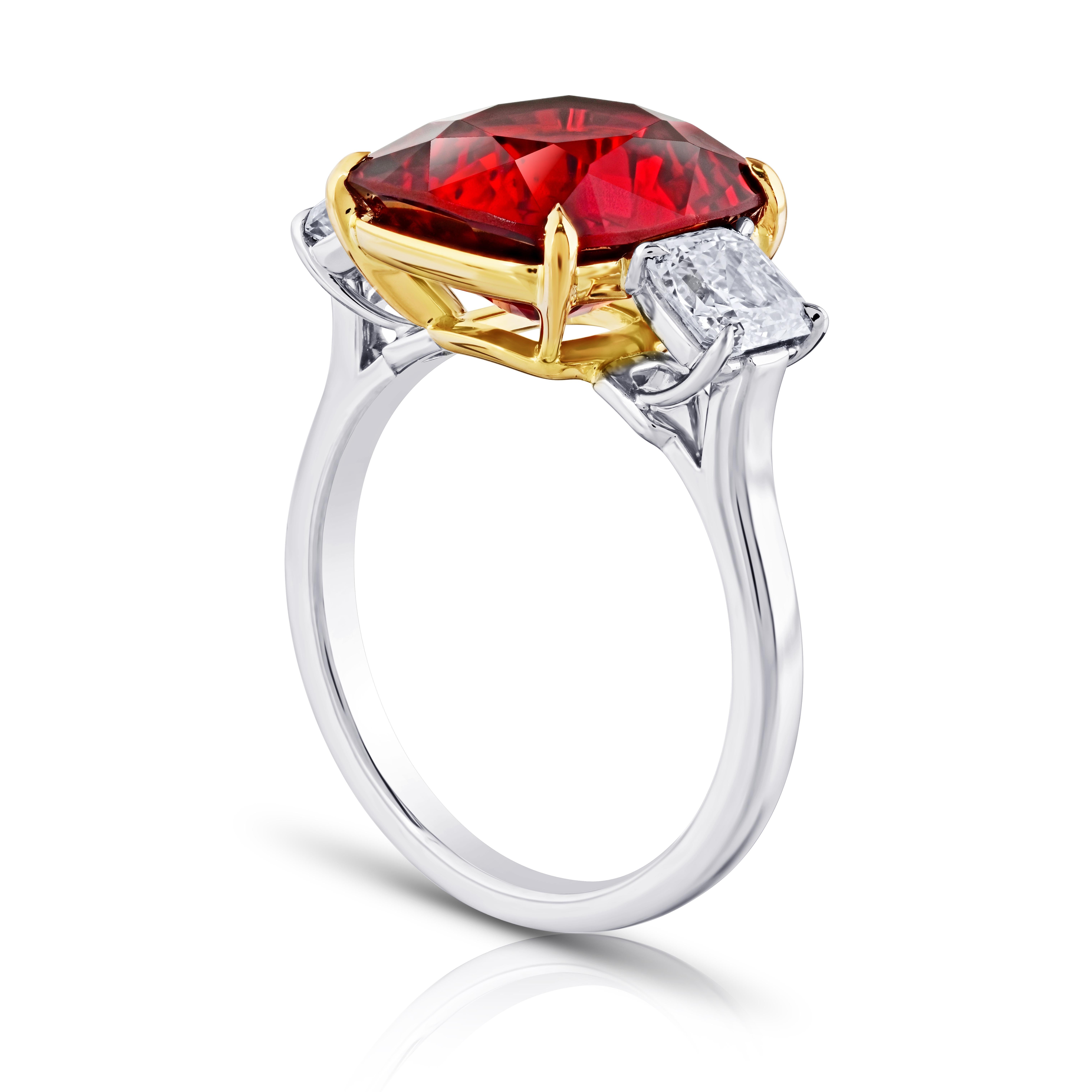 6,39 Karat Cushion Red Spinel mit Diamanten  gefasst in einem handgefertigten Ring aus Platin und 18 Karat