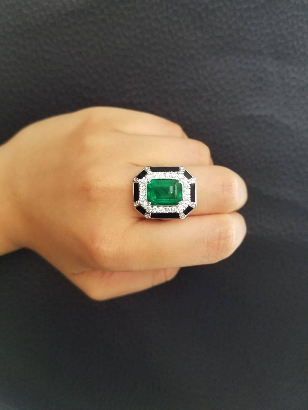 6.39 Carat Emerald, Onyx and Diamond 18 Karat Gold Cocktail Ring In New Condition In Bangkok, Thailand